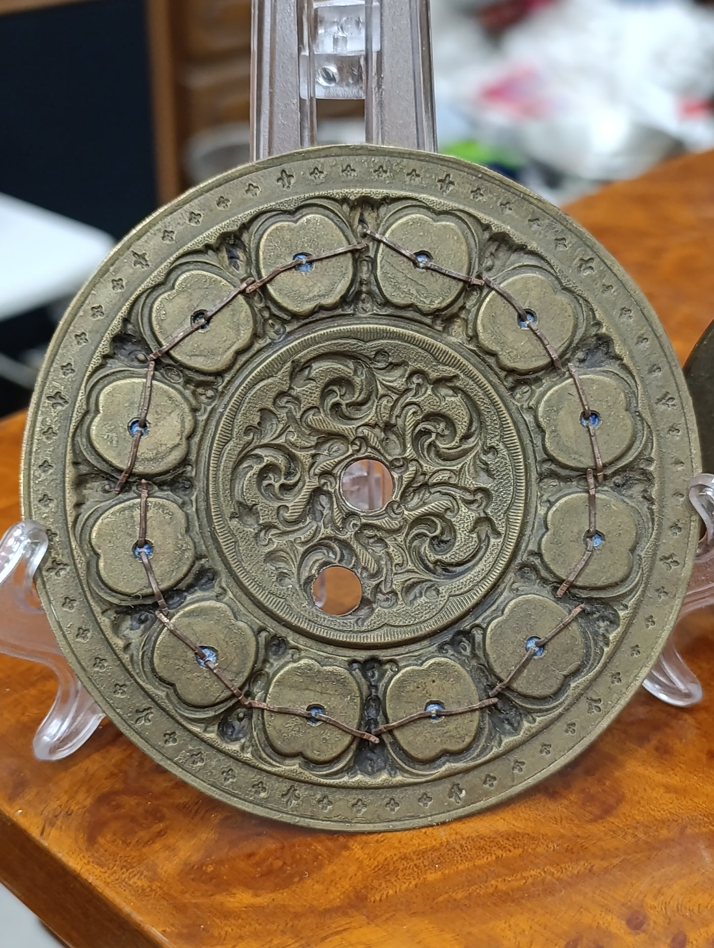 Mécanisme ancien d’horloge avec cadran émaillé chiffres romains et boîtier laiton – Pour restauration