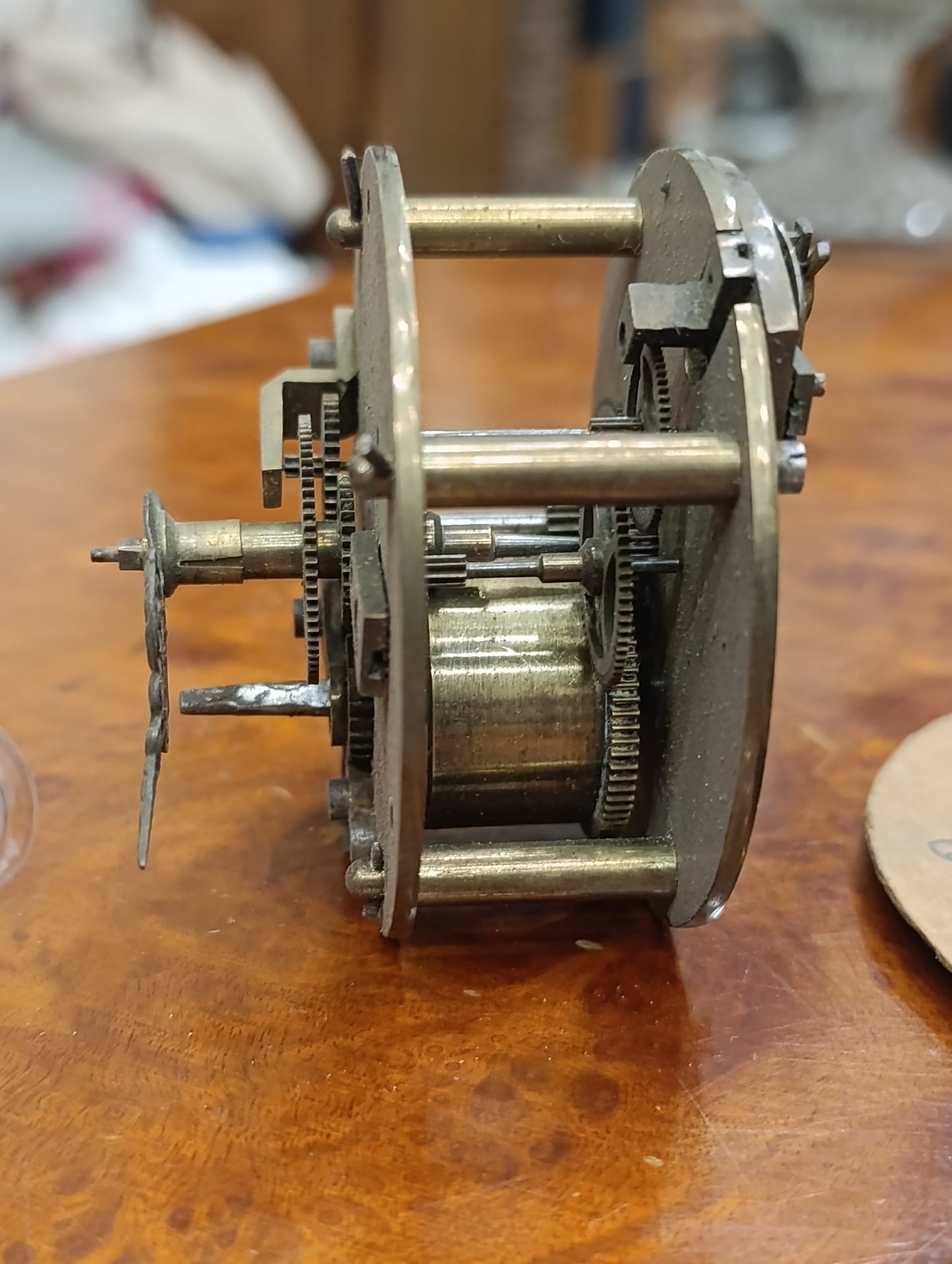 Mécanisme ancien d’horloge avec cadran émaillé chiffres romains et boîtier laiton – Pour restauration