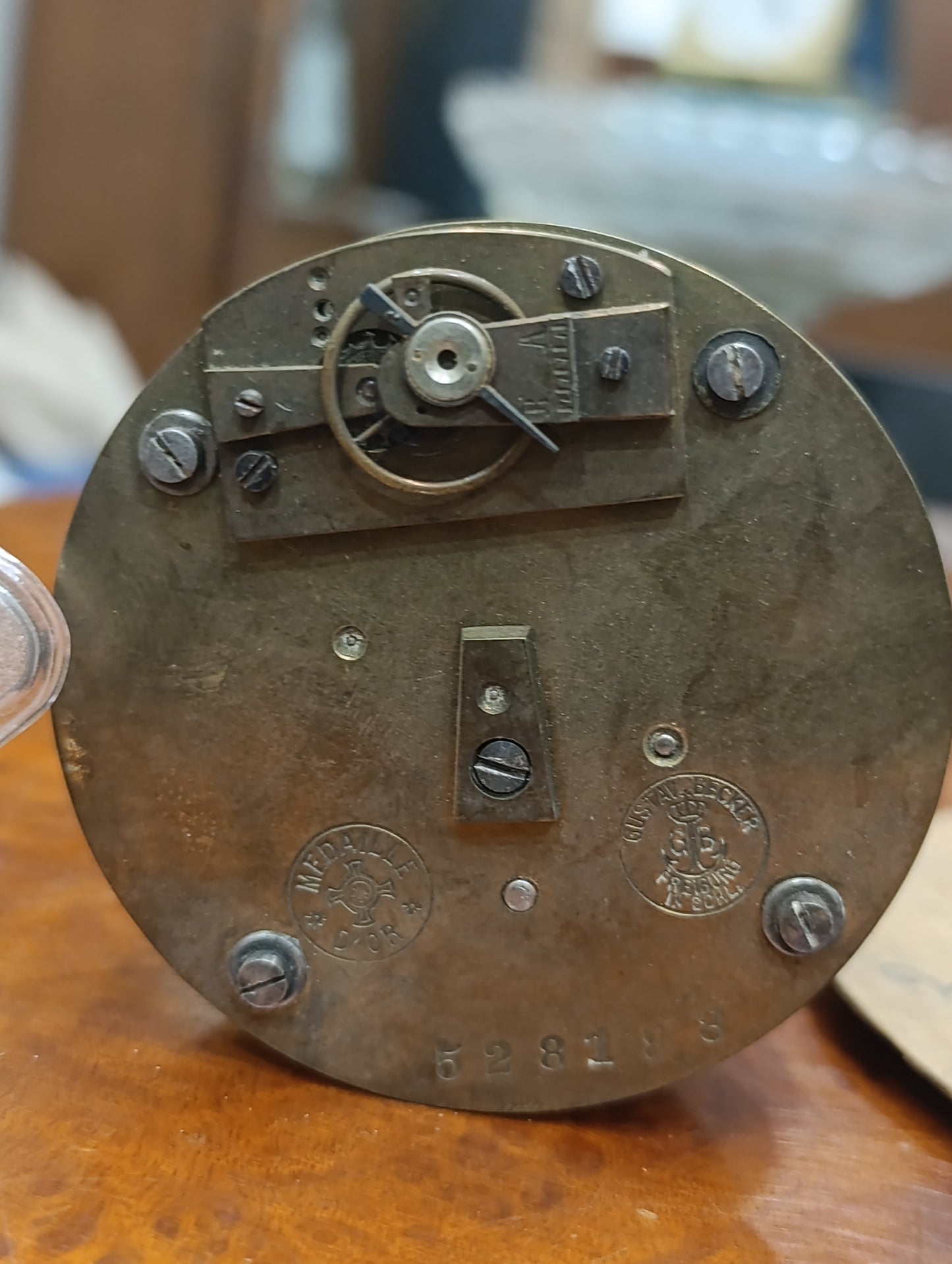 Mécanisme ancien d’horloge avec cadran émaillé chiffres romains et boîtier laiton – Pour restauration