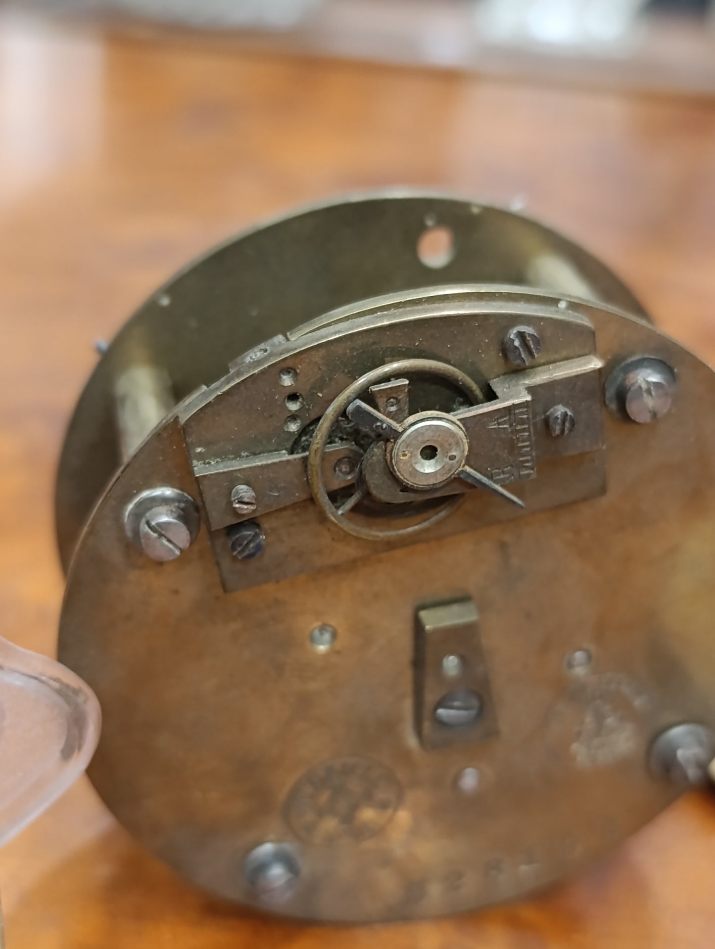 Mécanisme ancien d’horloge avec cadran émaillé chiffres romains et boîtier laiton – Pour restauration