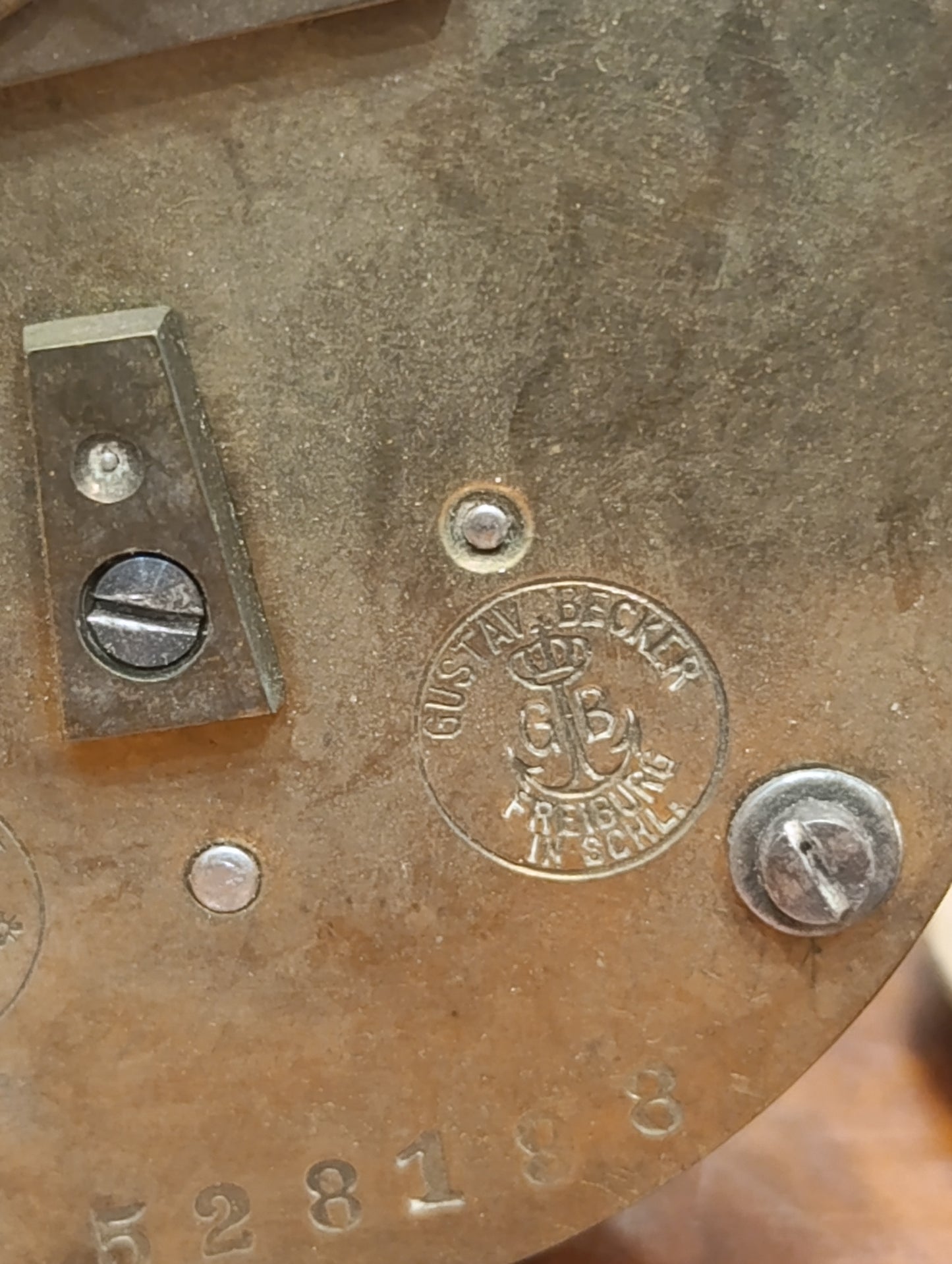 Mécanisme ancien d’horloge avec cadran émaillé chiffres romains et boîtier laiton – Pour restauration