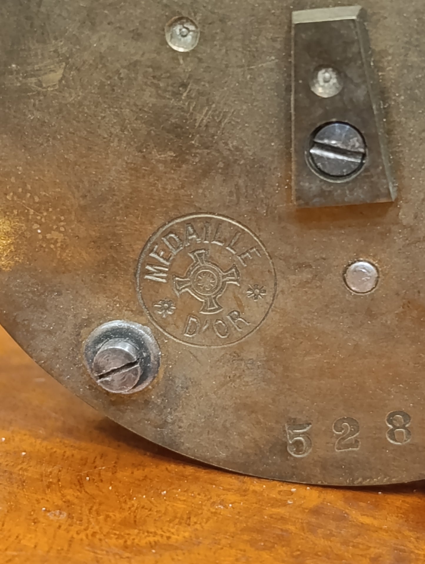 Mécanisme ancien d’horloge avec cadran émaillé chiffres romains et boîtier laiton – Pour restauration