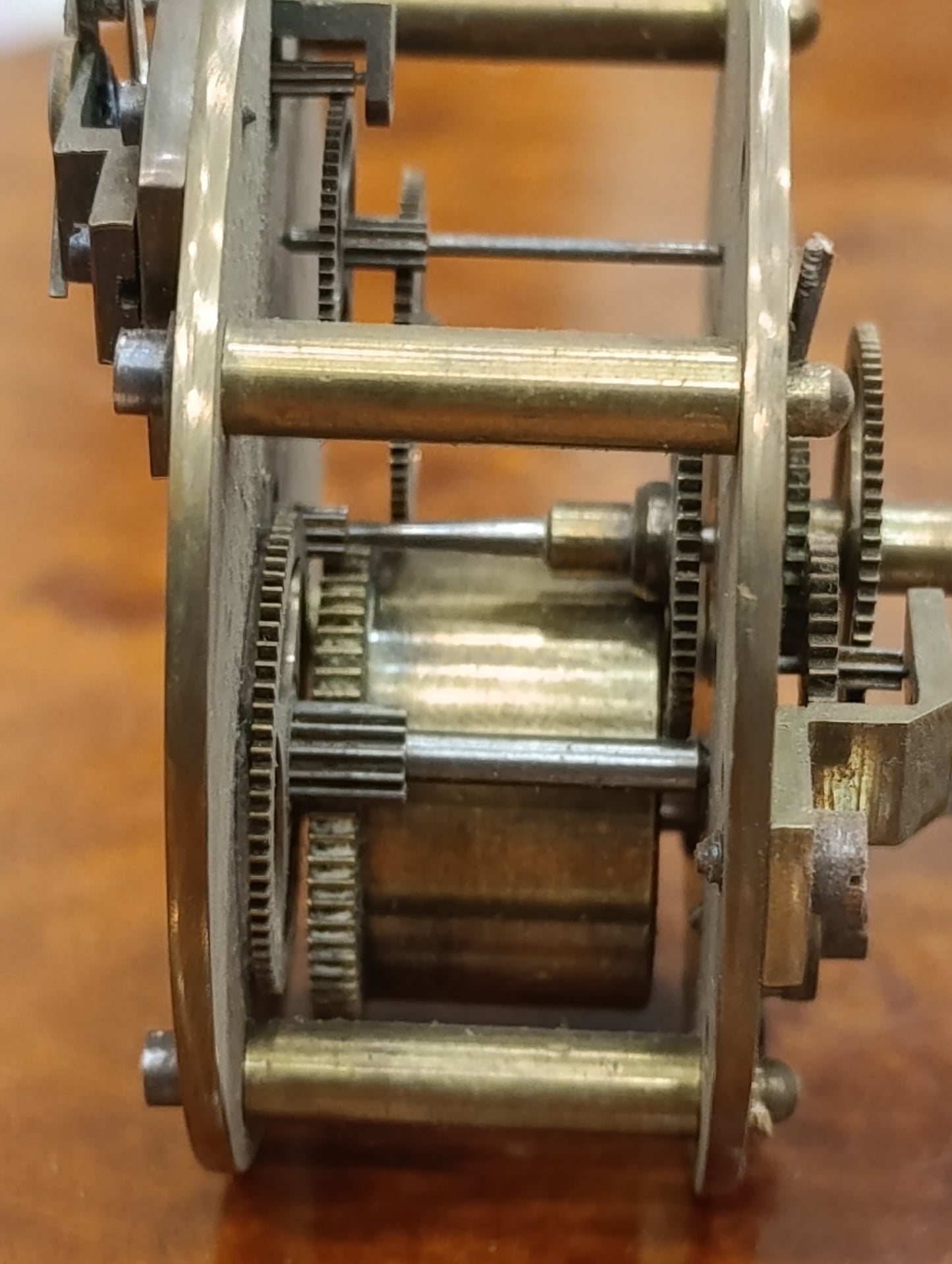 Mécanisme ancien d’horloge avec cadran émaillé chiffres romains et boîtier laiton – Pour restauration