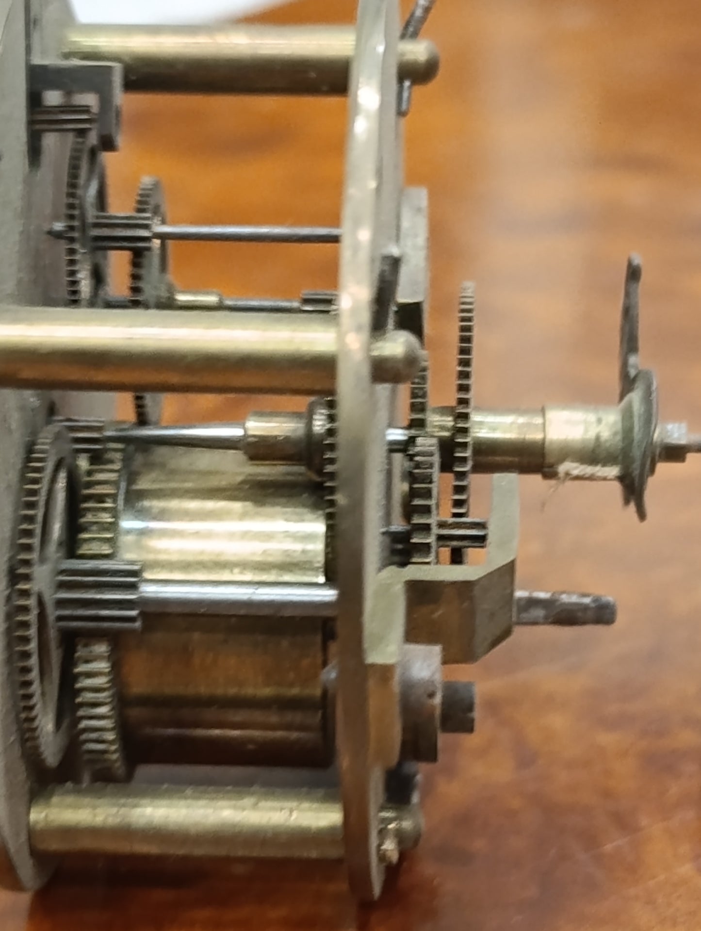 Mécanisme ancien d’horloge avec cadran émaillé chiffres romains et boîtier laiton – Pour restauration