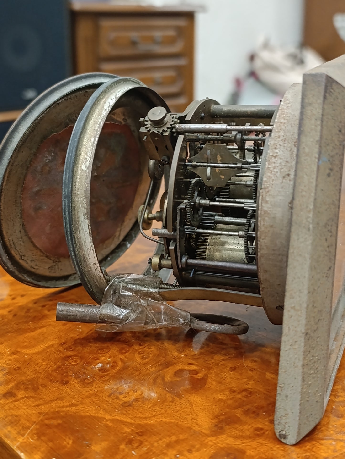 Réveil mécanique Art Déco ancien carré en métal – Chiffres stylisés – À restaurer
