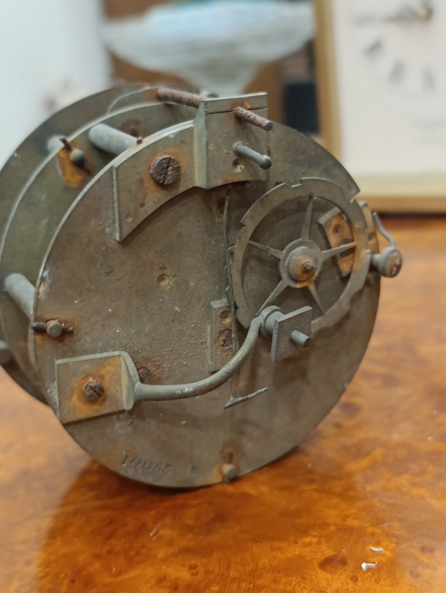 Mouvement de réveil ancien avec cadran laiton guilloché chiffres romains – À restaurer