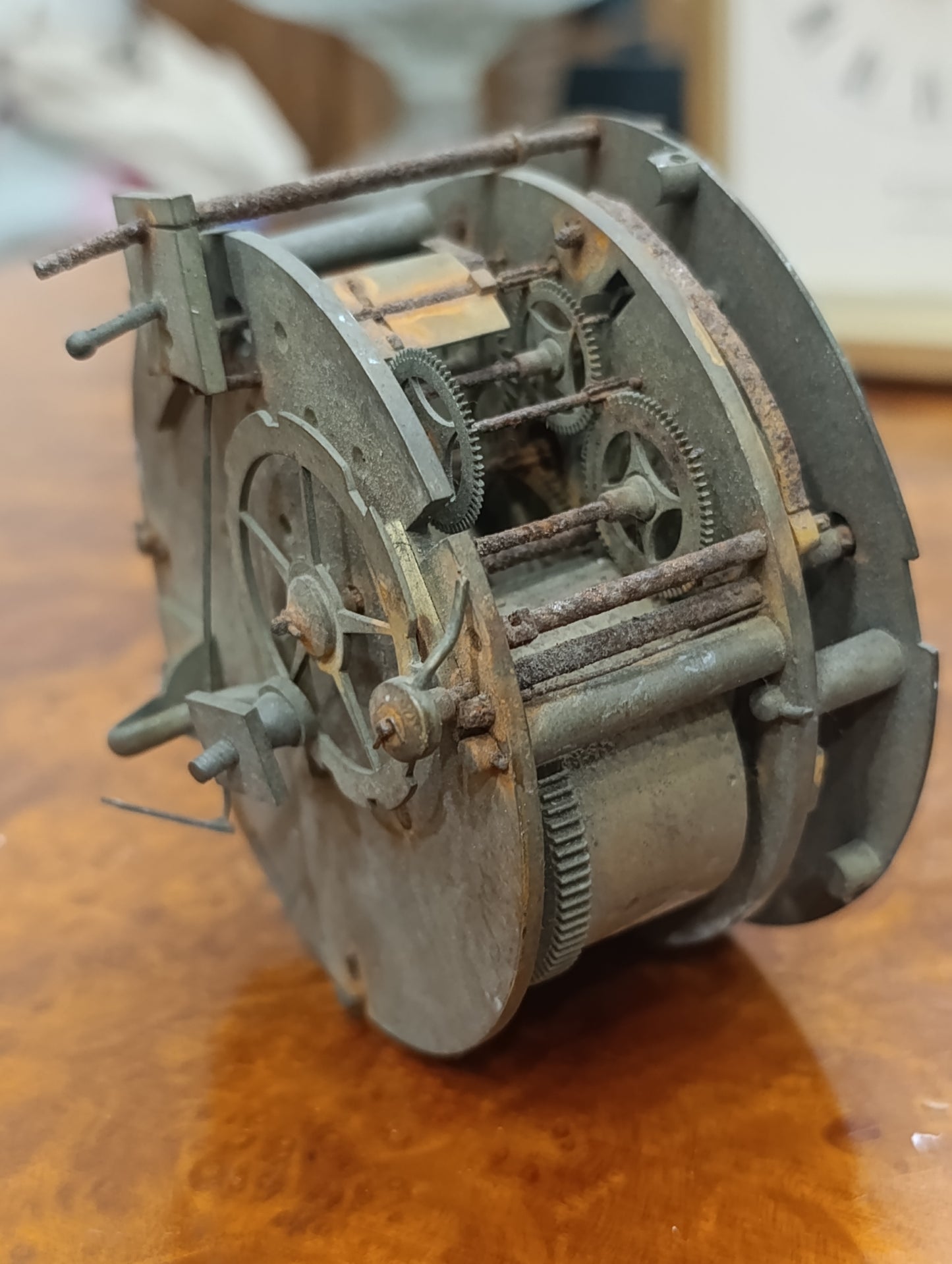 Mouvement de réveil ancien avec cadran laiton guilloché chiffres romains – À restaurer