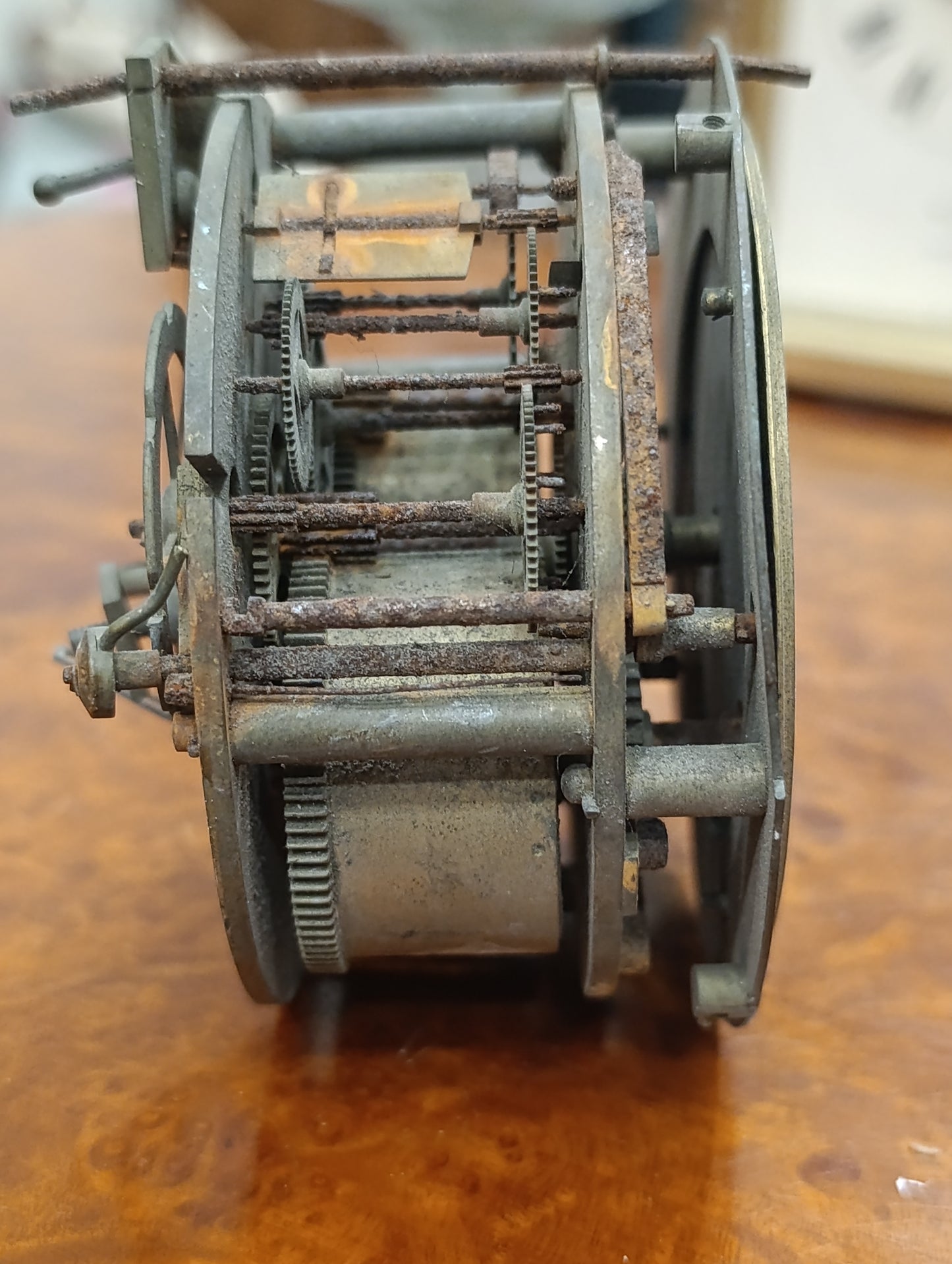 Mouvement de réveil ancien avec cadran laiton guilloché chiffres romains – À restaurer