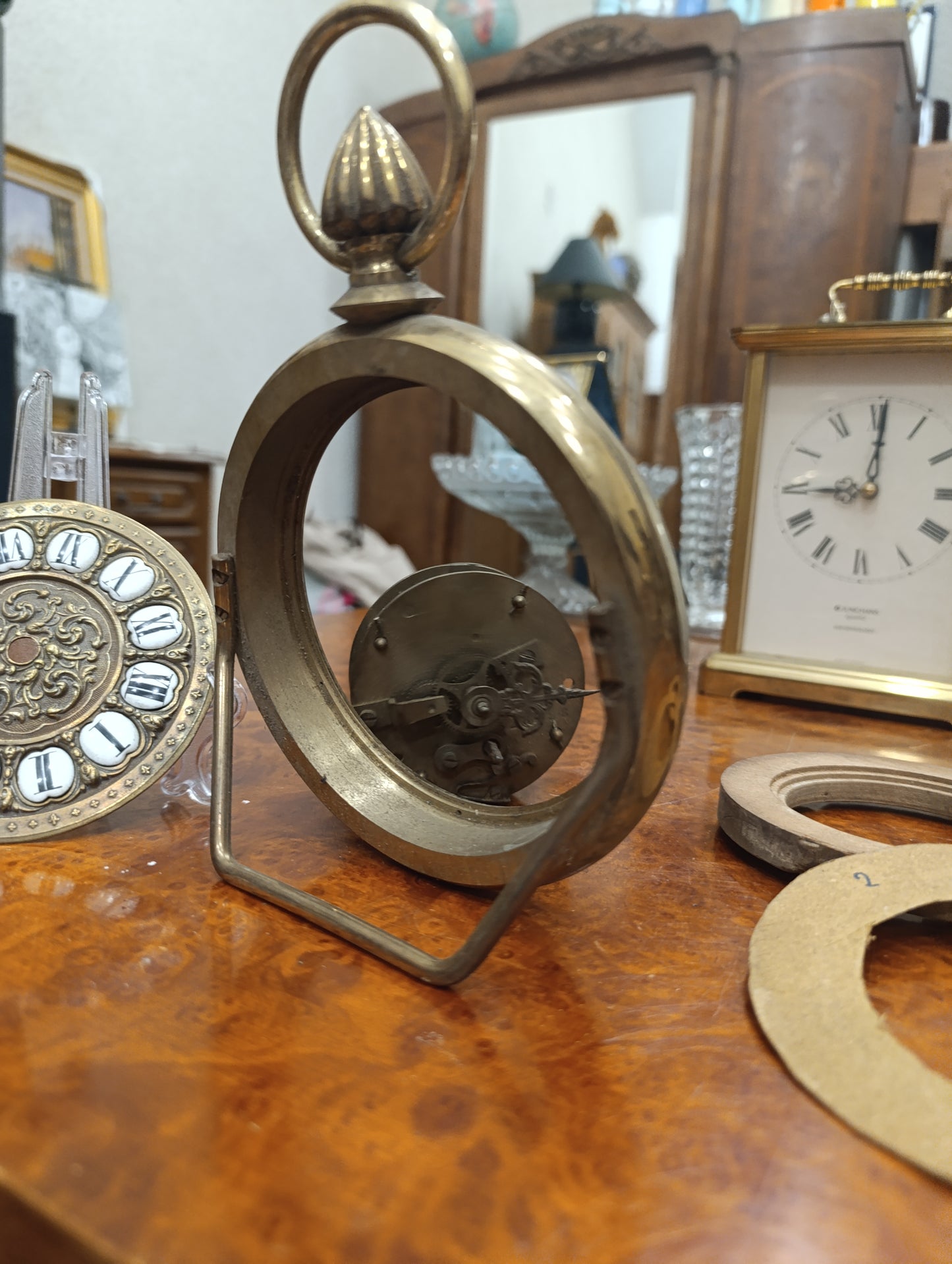 Mécanisme ancien d’horloge avec cadran émaillé chiffres romains et boîtier laiton – Pour restauration