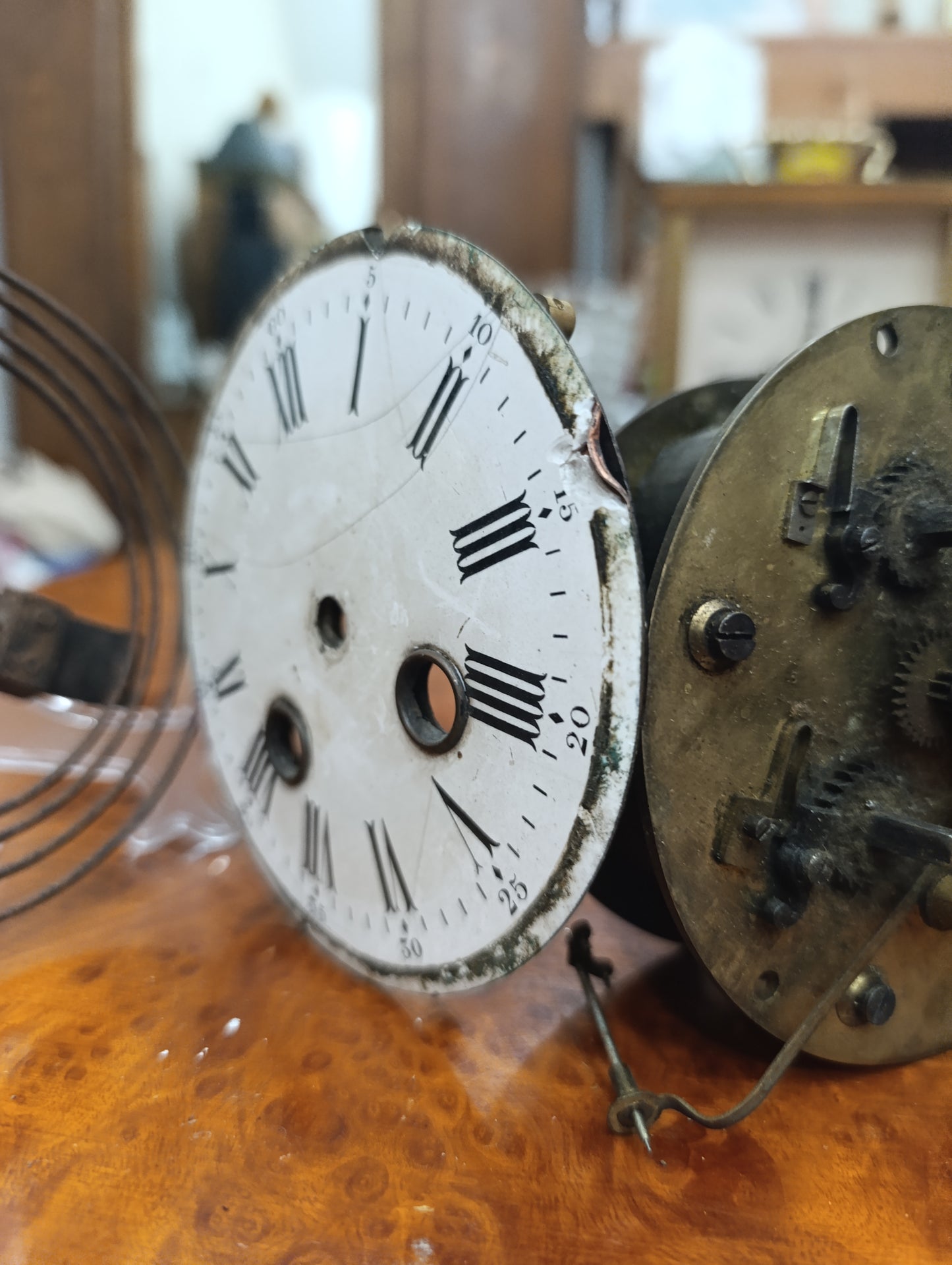 Mouvement de pendule ancienne à balancier avec cadran émaillé – Pour restauration