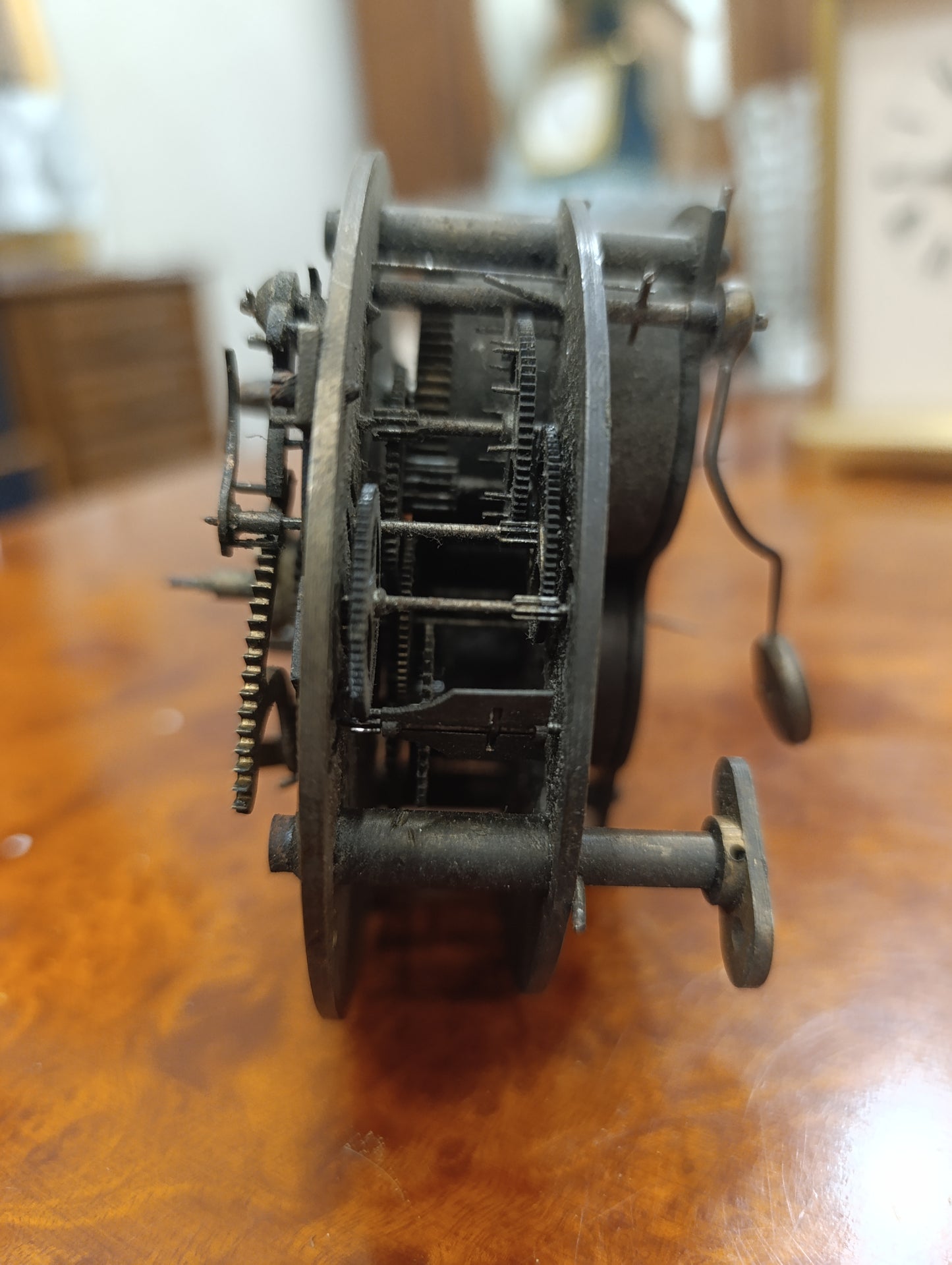 Mouvement de pendule ancienne à balancier avec cadran émaillé – Pour restauration