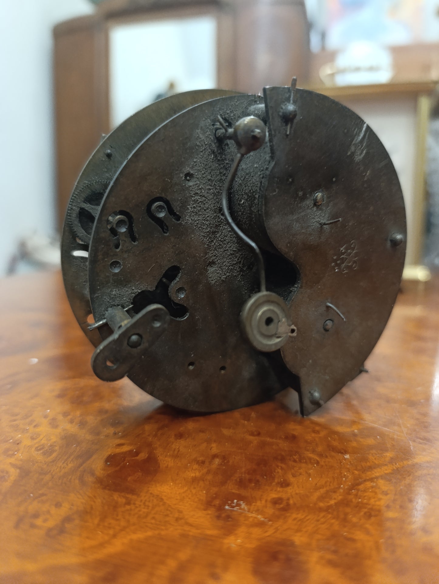 Mouvement de pendule ancienne à balancier avec cadran émaillé – Pour restauration