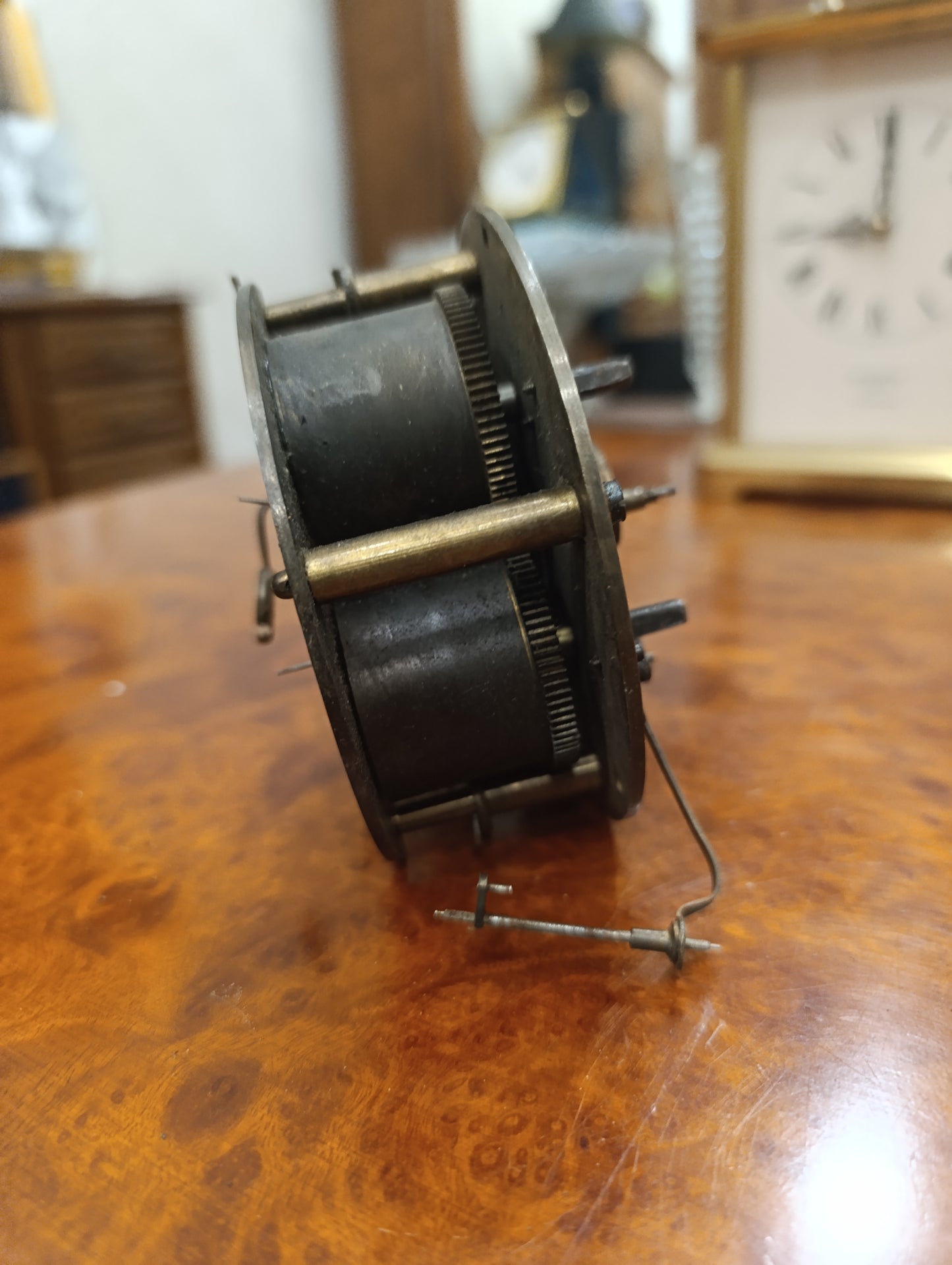 Mouvement de pendule ancienne à balancier avec cadran émaillé – Pour restauration