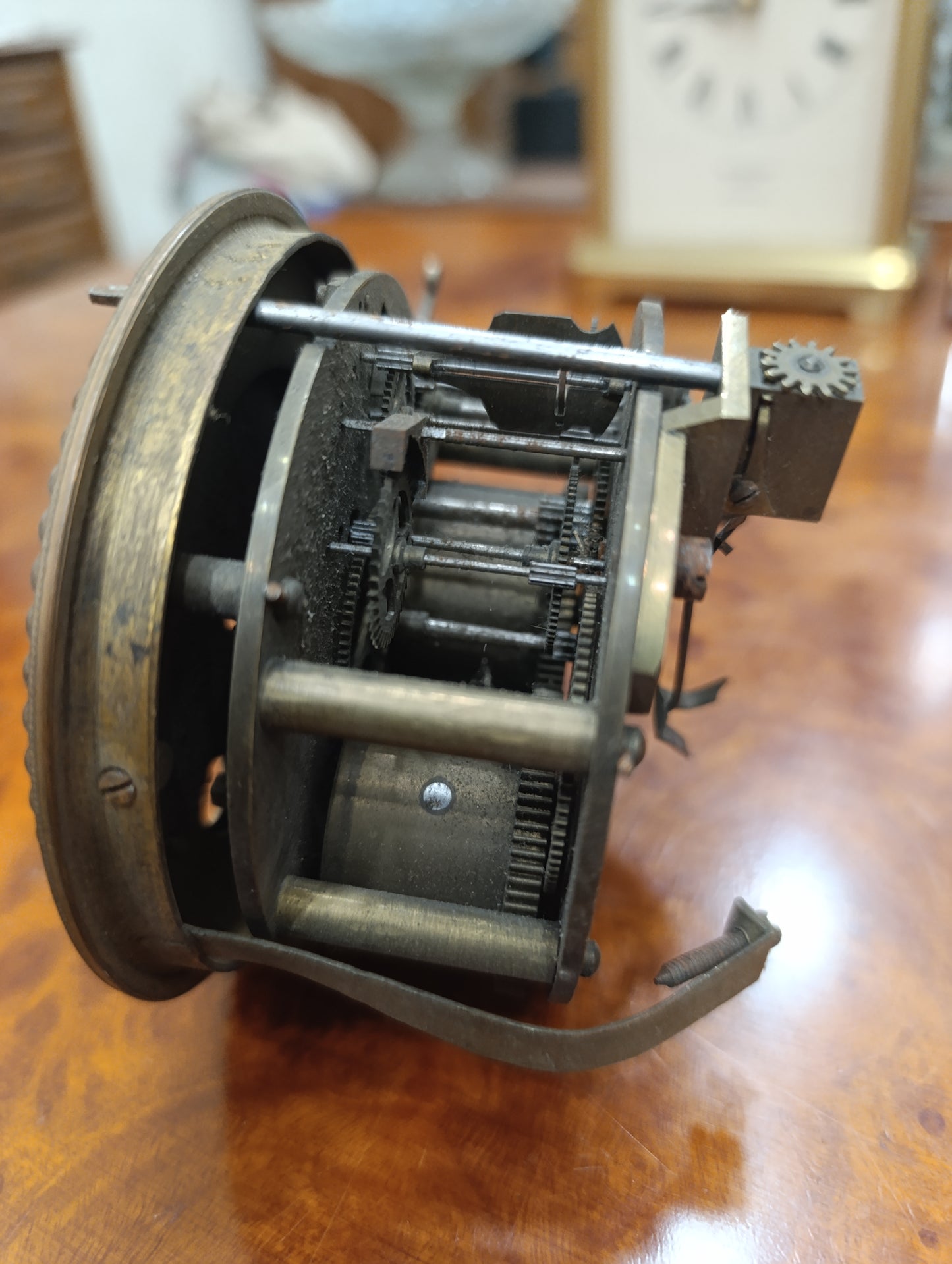 Mouvement de pendule ancienne C.B. avec cadran émaillé 8,2 cm – Pour restauration