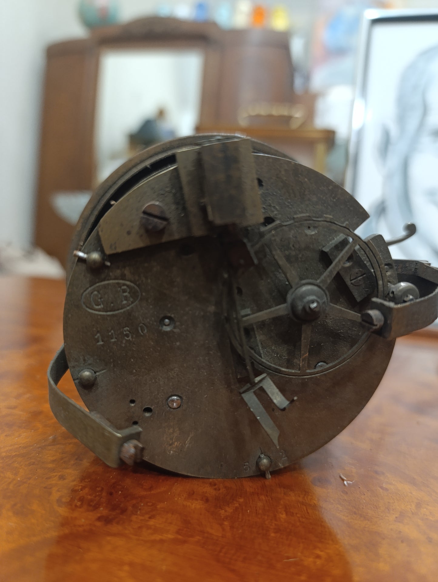 Mouvement de pendule ancienne C.B. avec cadran émaillé 8,2 cm – Pour restauration