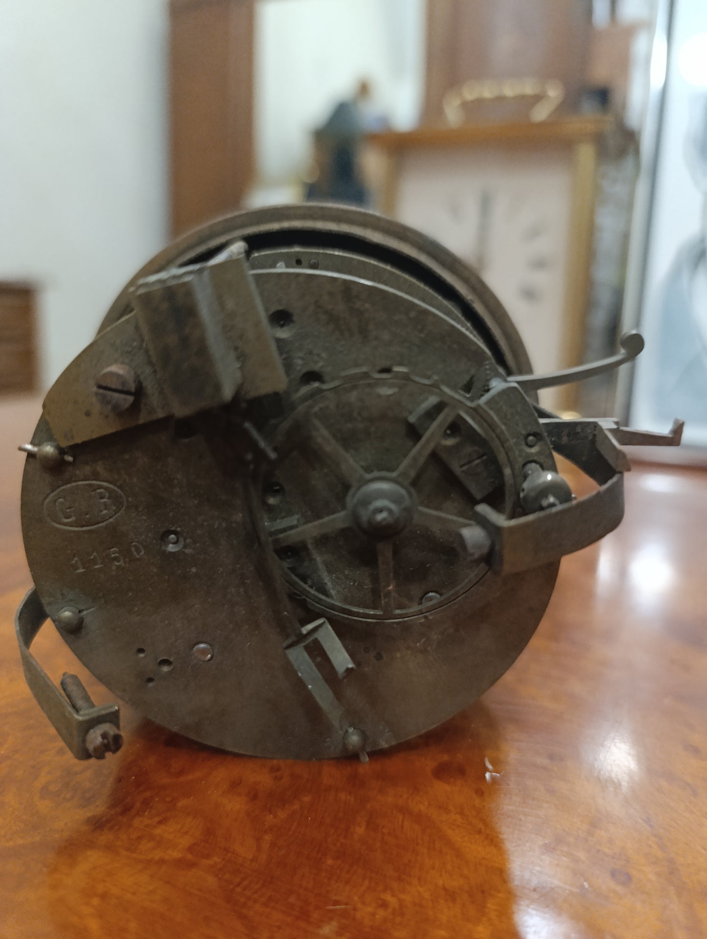 Mouvement de pendule ancienne C.B. avec cadran émaillé 8,2 cm – Pour restauration