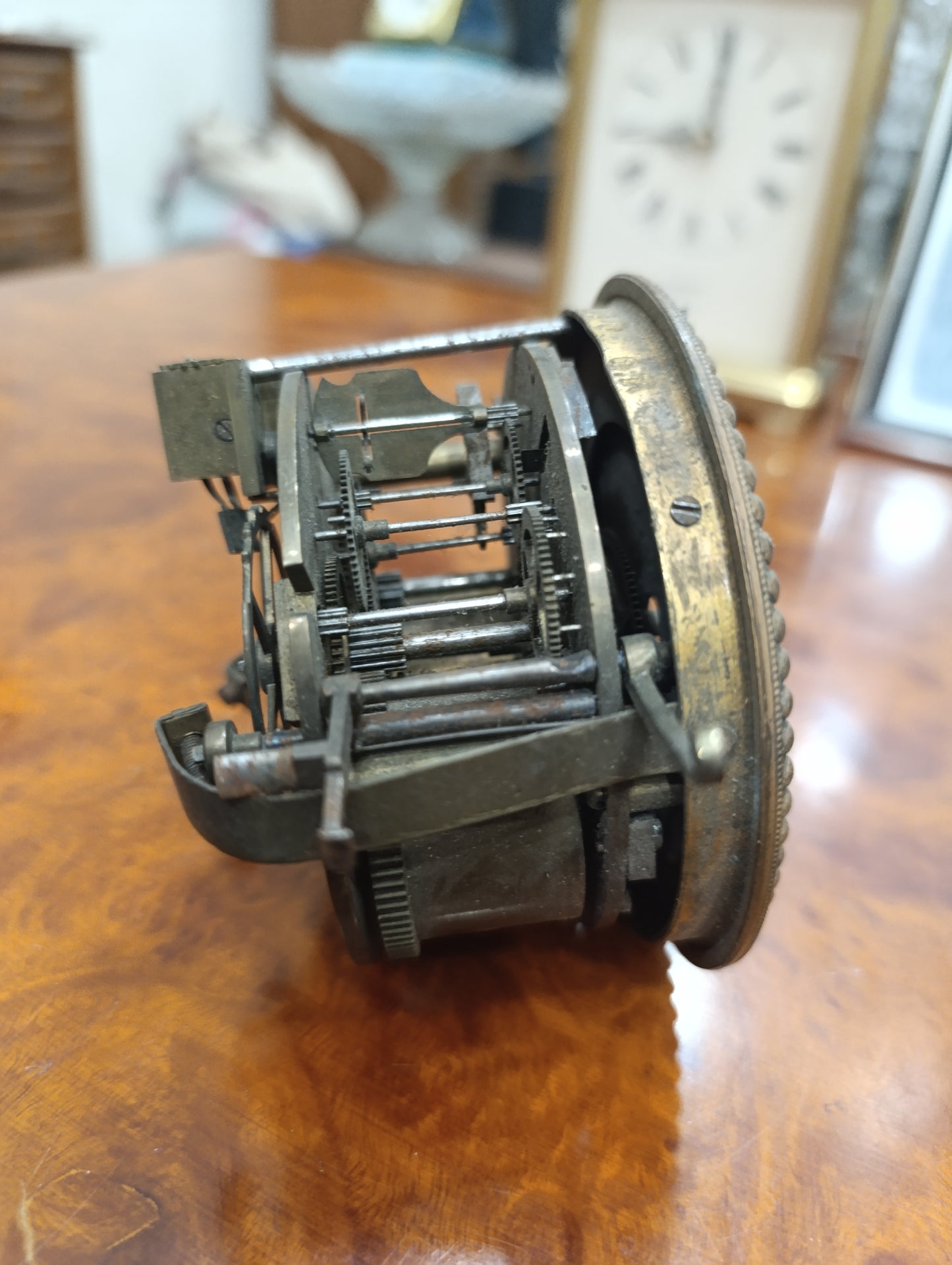 Mouvement de pendule ancienne C.B. avec cadran émaillé 8,2 cm – Pour restauration