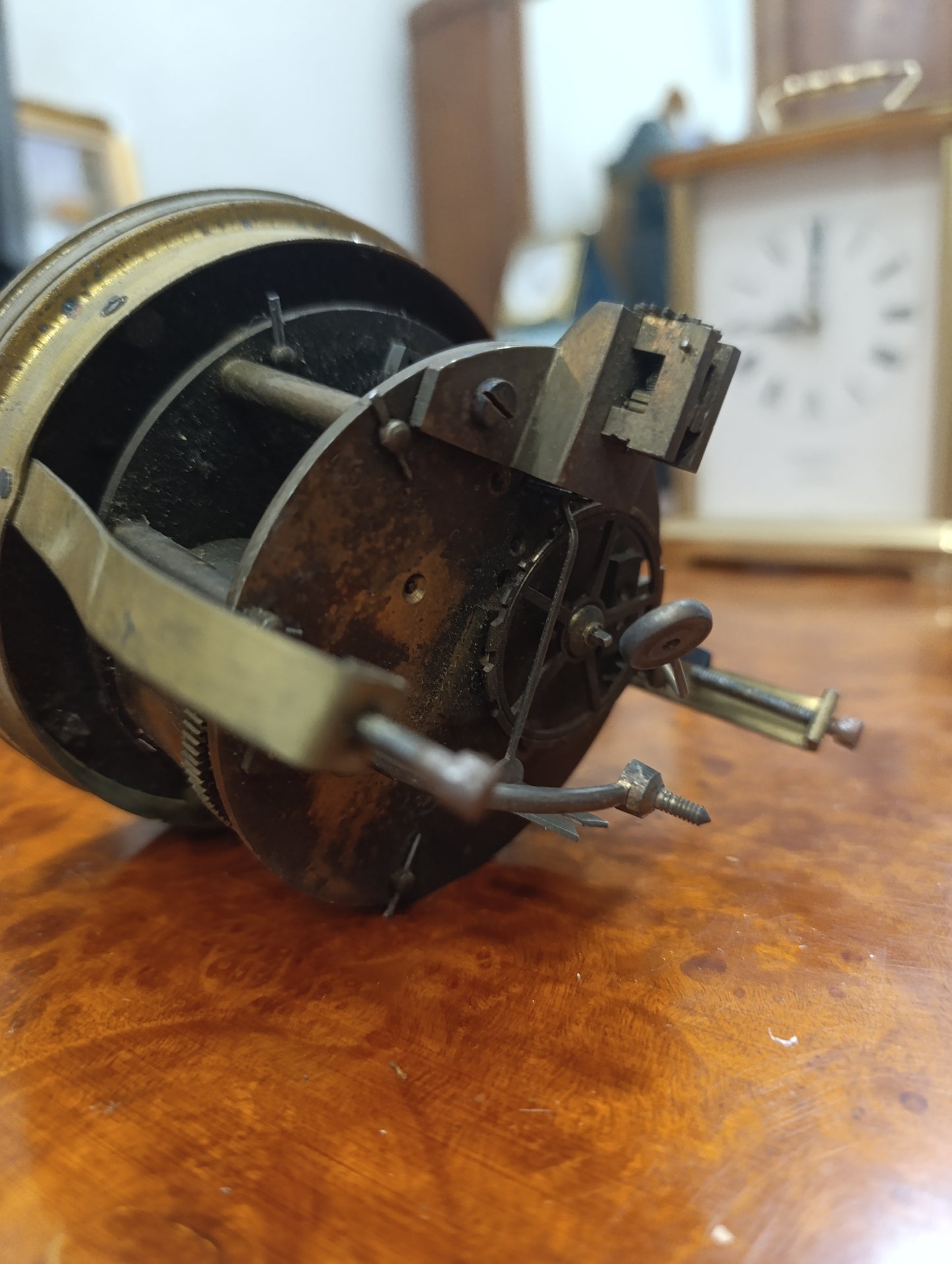 Mouvement de pendule ancienne avec cadran émaillé, lunette en laiton et verre – 8,3 cm – Pour restauration
