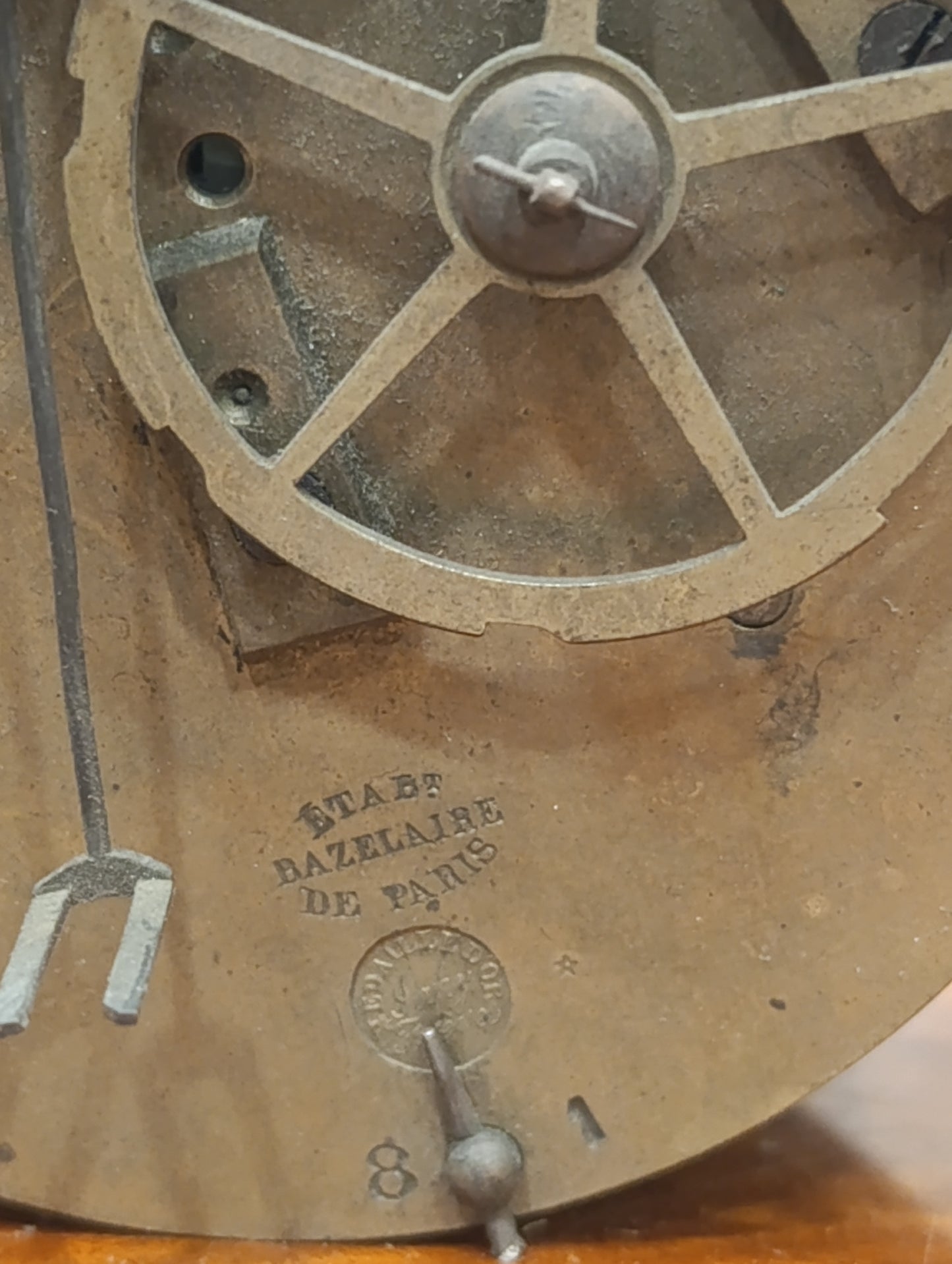 Mouvement de pendule Japy Frères Médaille d'Honneur avec cadran, aiguilles, lunette et verre – Complet – Pour restauration