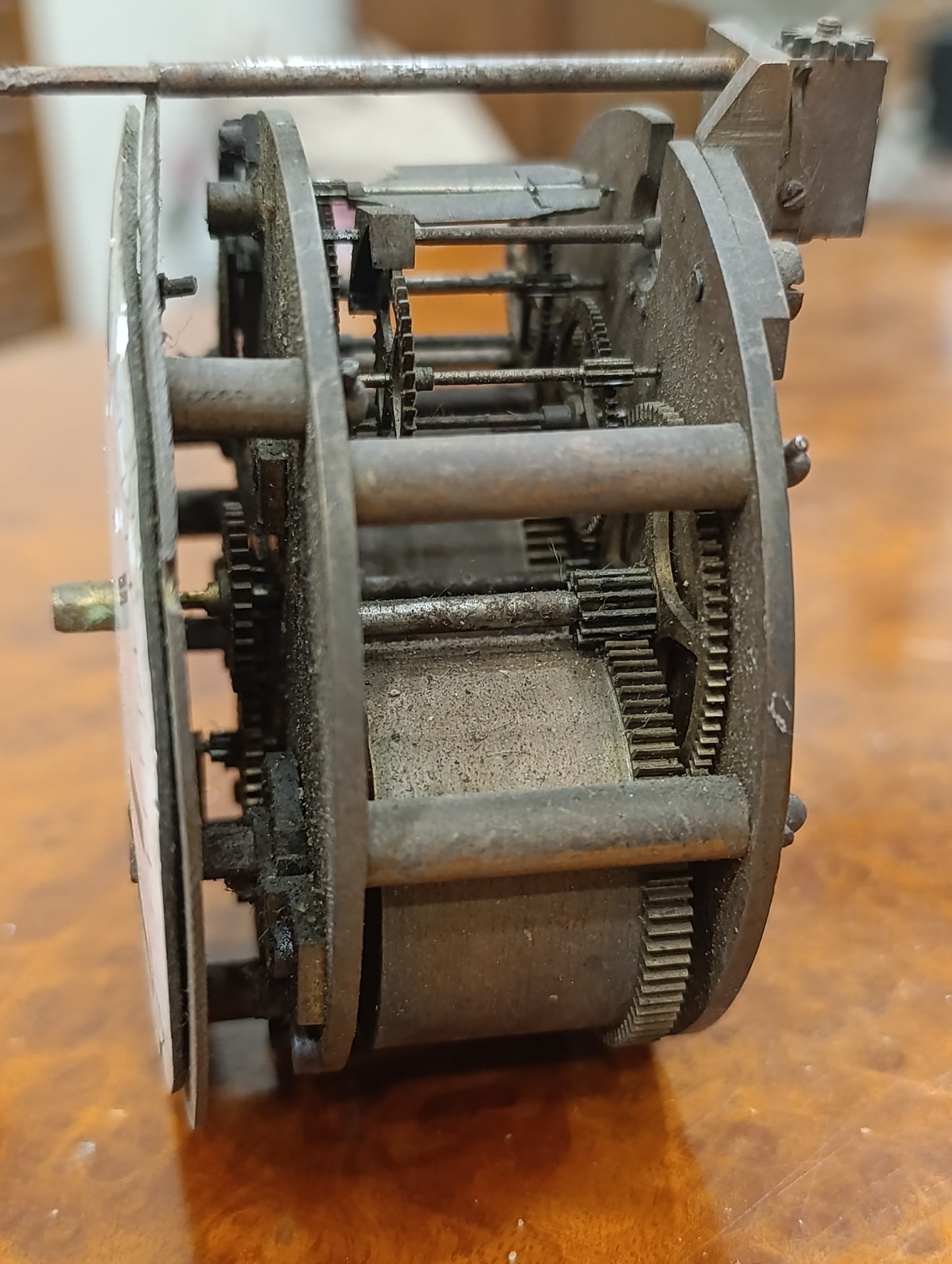Mouvement de pendule ancienne avec cadran émaillé à chiffres romains Mécanisme mécanique