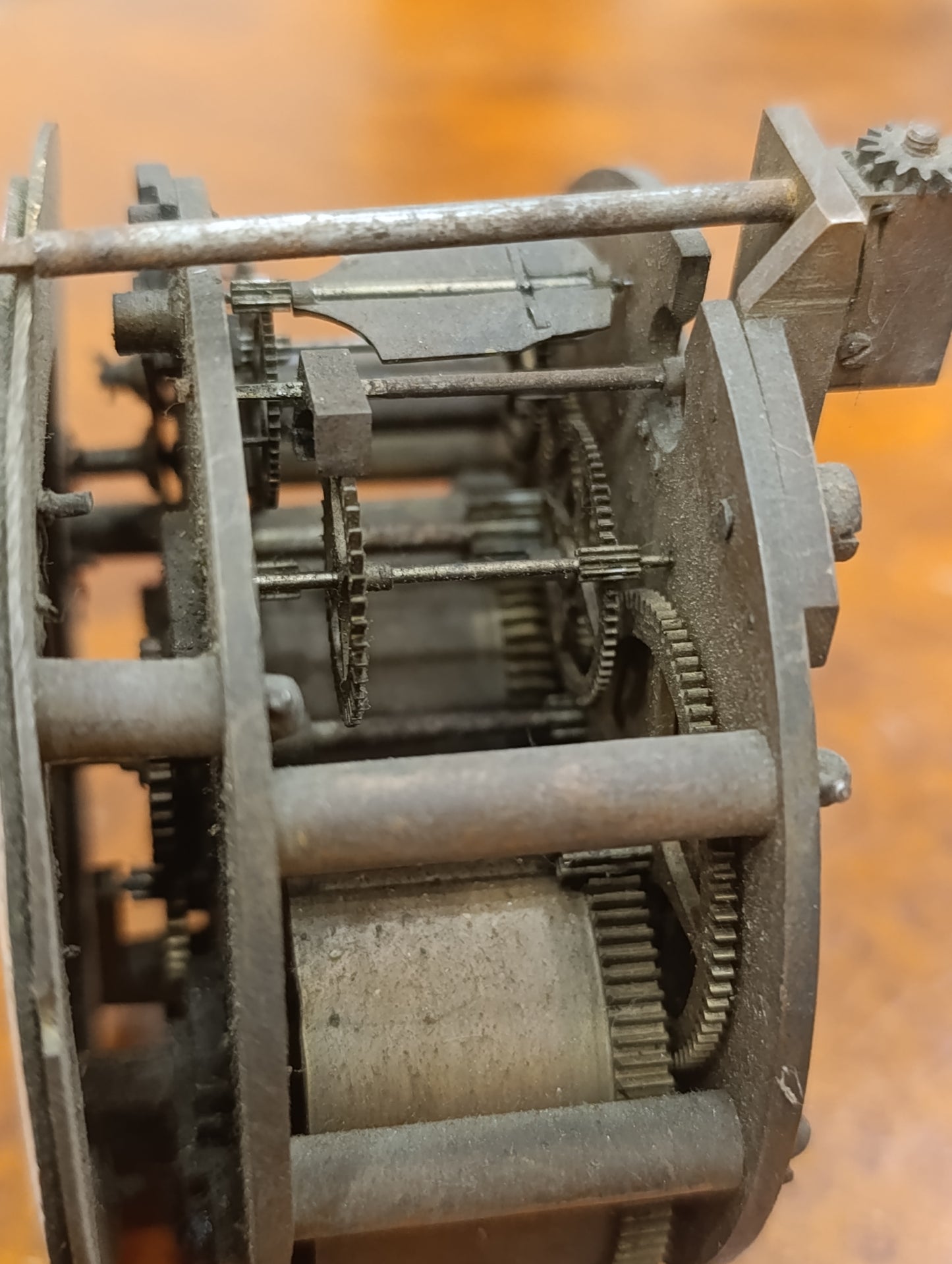 Mouvement de pendule ancienne avec cadran émaillé à chiffres romains Mécanisme mécanique