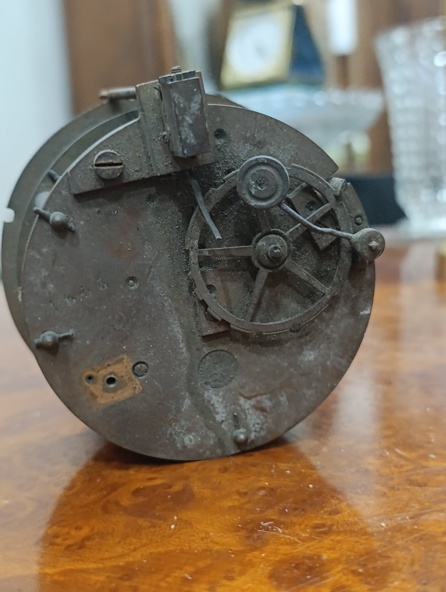 Mouvement de pendule ancienne avec cadran émaillé à chiffres romains Mécanisme mécanique