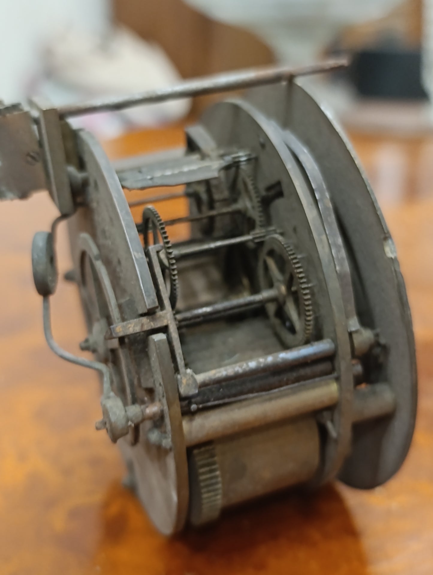 Mouvement de pendule ancienne avec cadran émaillé à chiffres romains Mécanisme mécanique