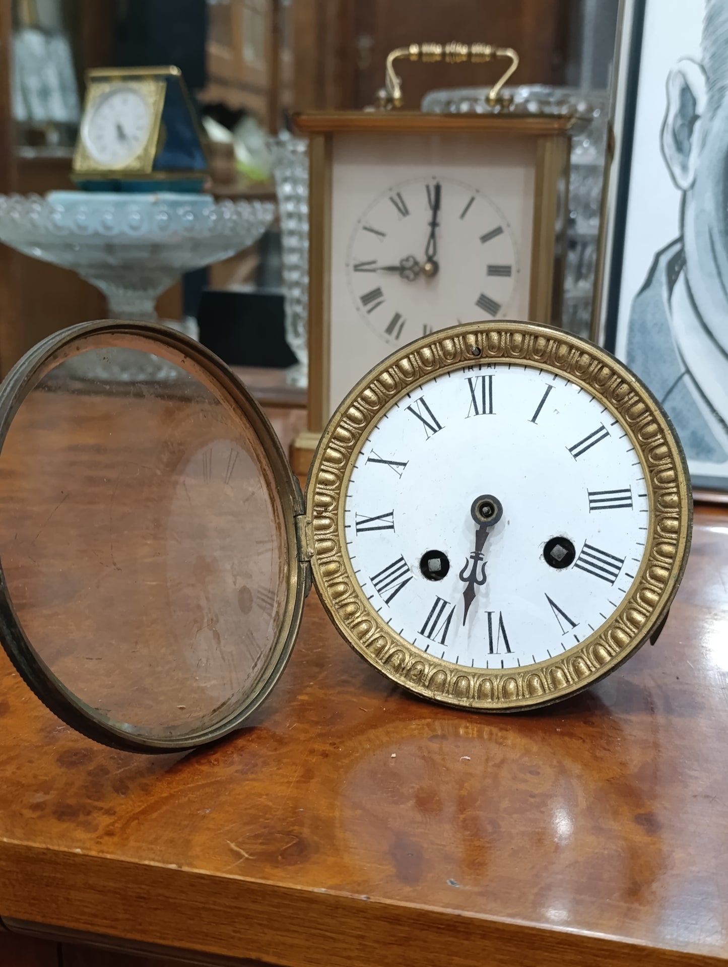 Mouvement de pendule de Paris TRIA avec cadran émaillé ancien à restaurer
