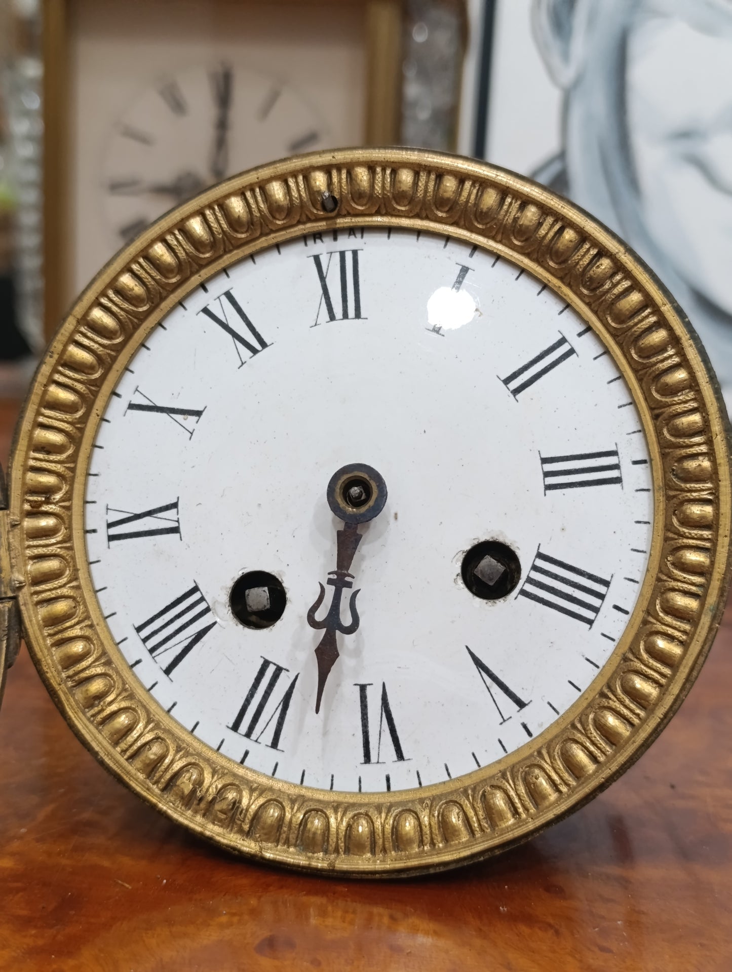 Mouvement de pendule de Paris TRIA avec cadran émaillé ancien à restaurer