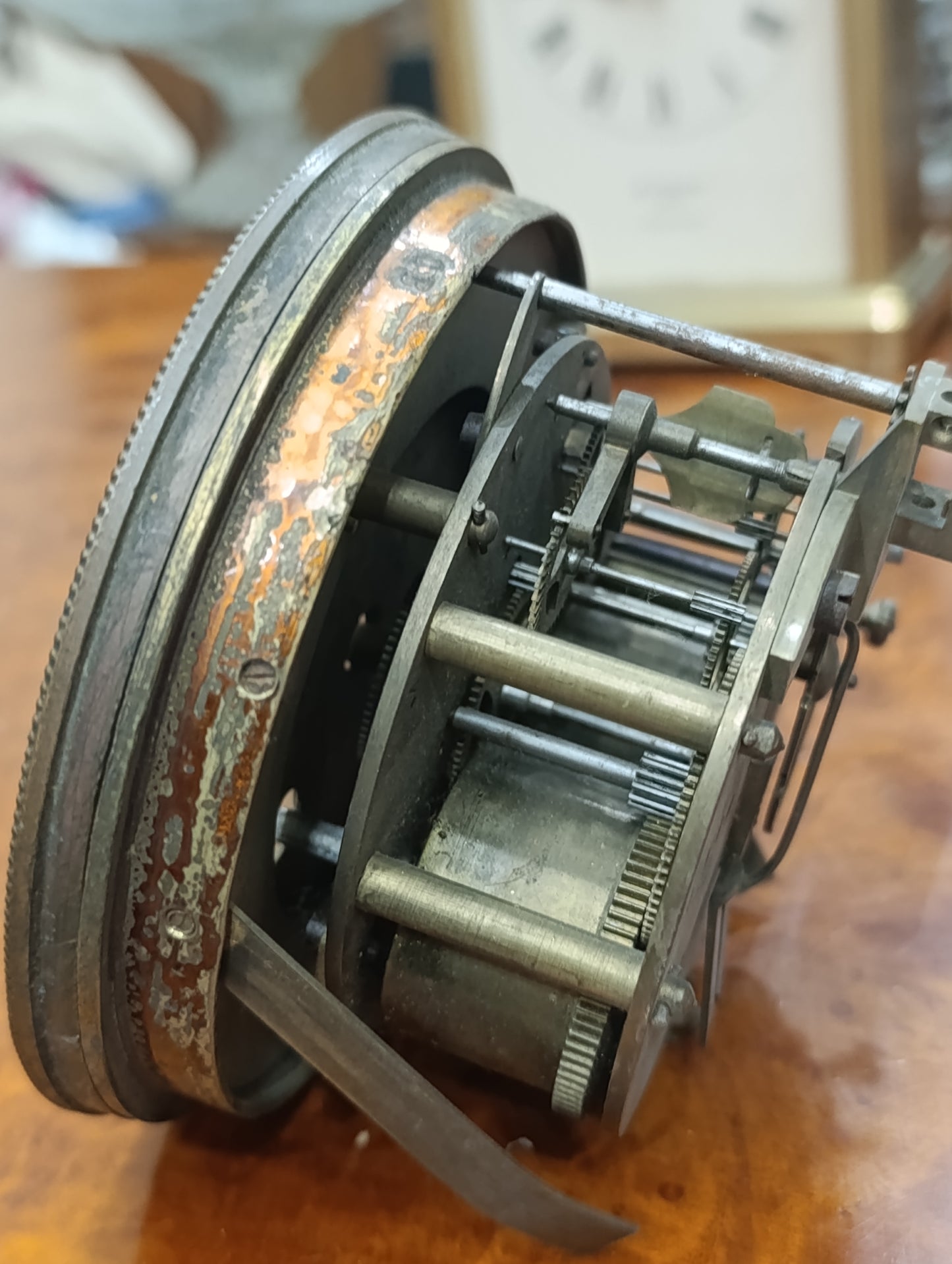 Mouvement de pendule de Paris TRIA avec cadran émaillé ancien à restaurer