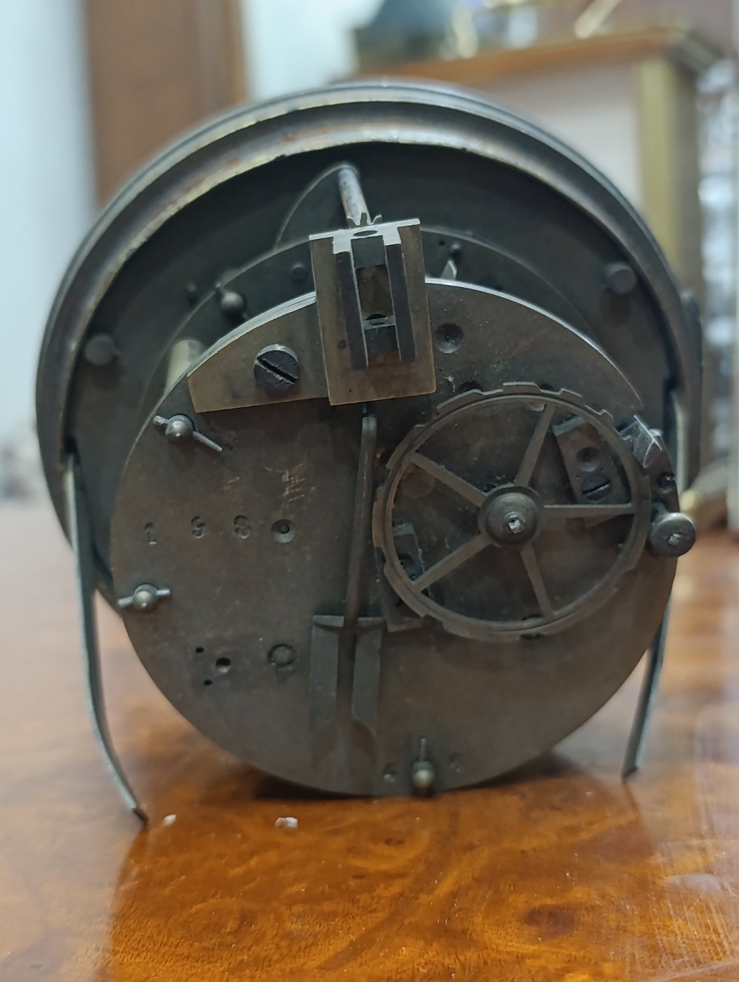 Mouvement de pendule de Paris TRIA avec cadran émaillé ancien à restaurer