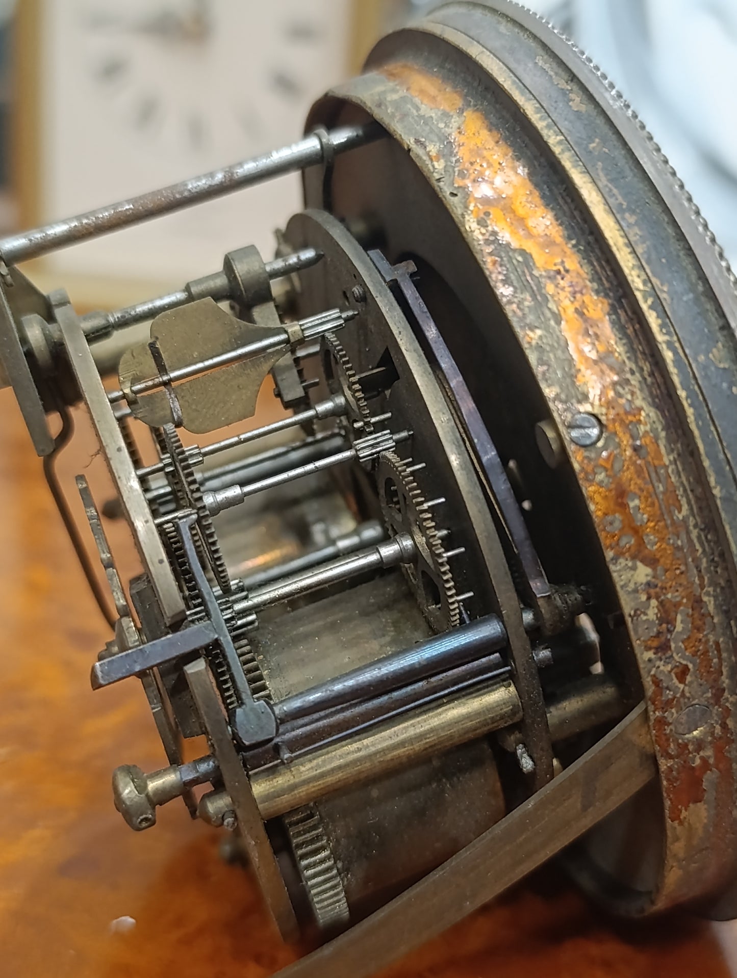 Mouvement de pendule de Paris TRIA avec cadran émaillé ancien à restaurer