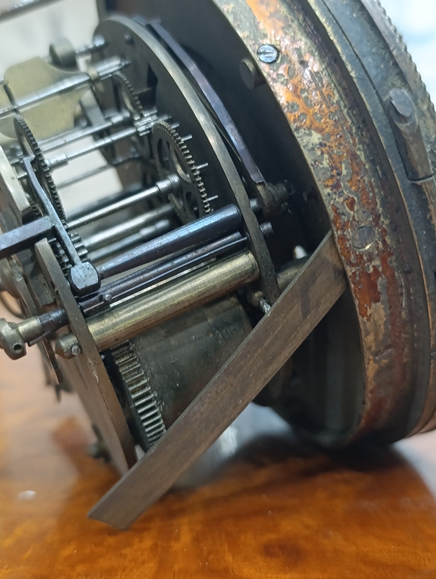 Mouvement de pendule de Paris TRIA avec cadran émaillé ancien à restaurer
