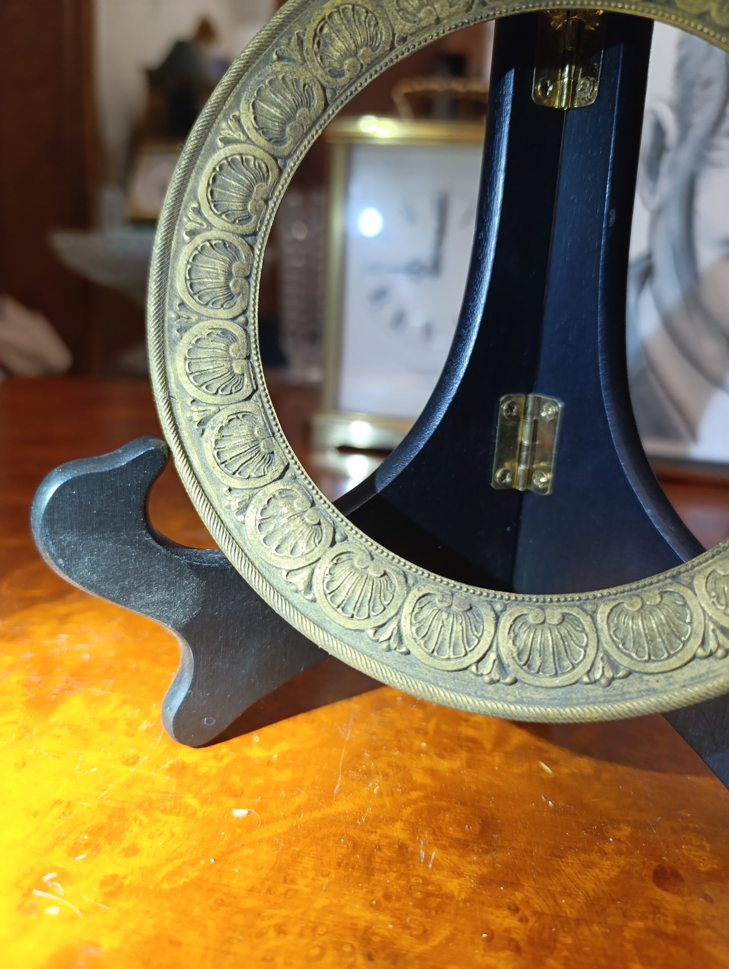Lunette ancienne en bronze pour pendule de Paris décor coquilles