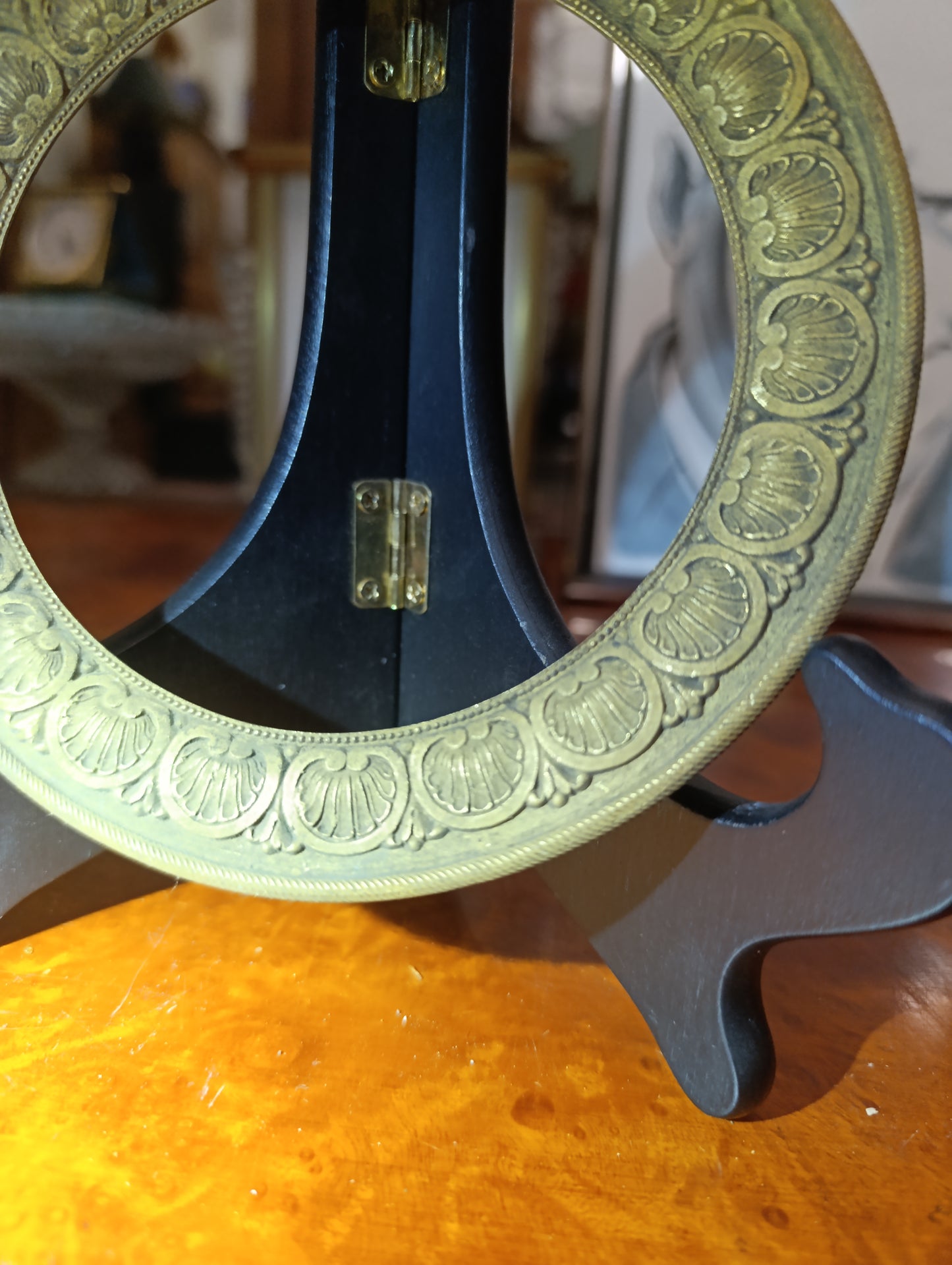 Lunette ancienne en bronze pour pendule de Paris décor coquilles