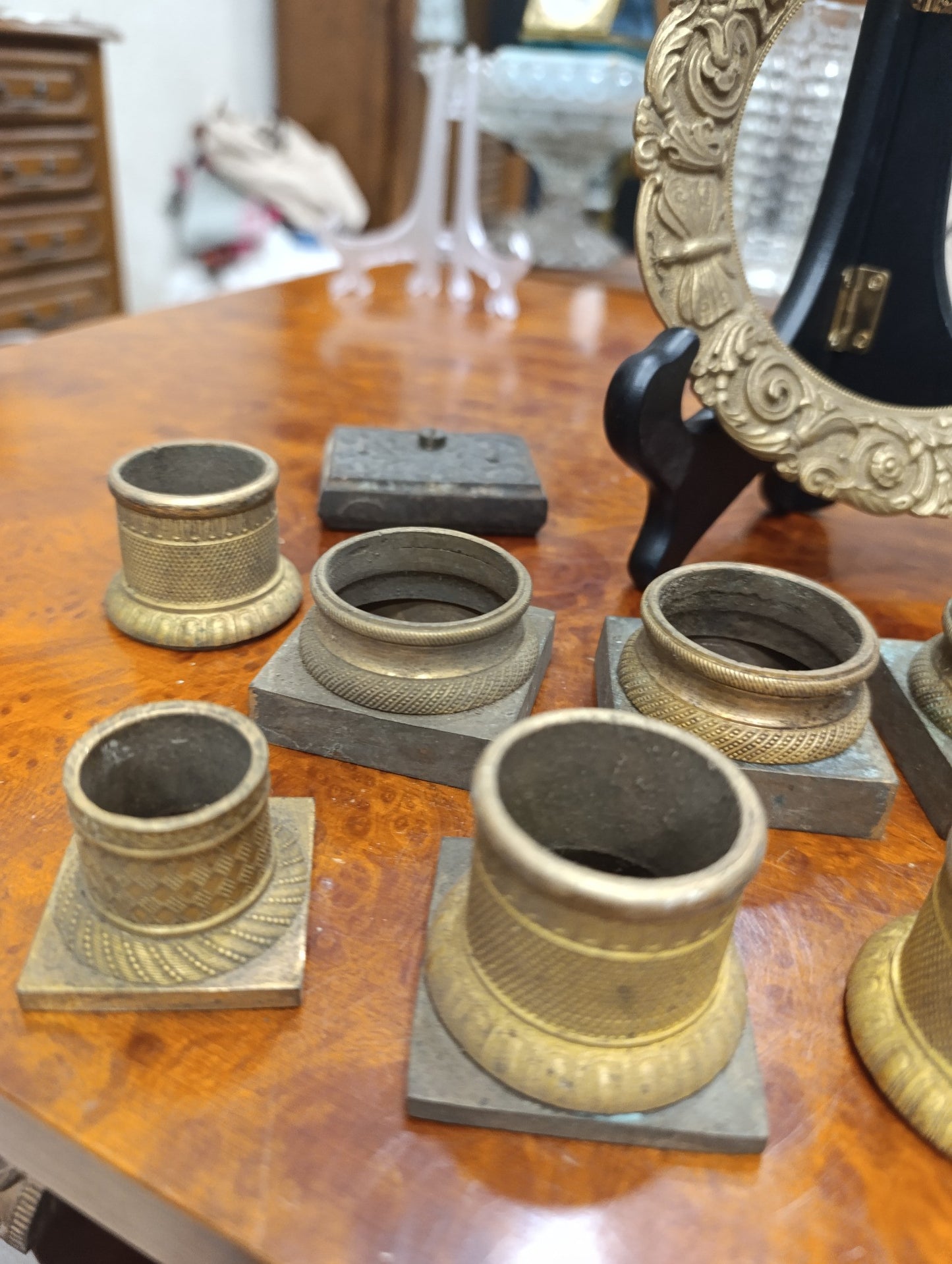 Lot de 15 éléments d'horlogerie anciens en laiton et fonte – Cadres, bagues et entourage de cadran