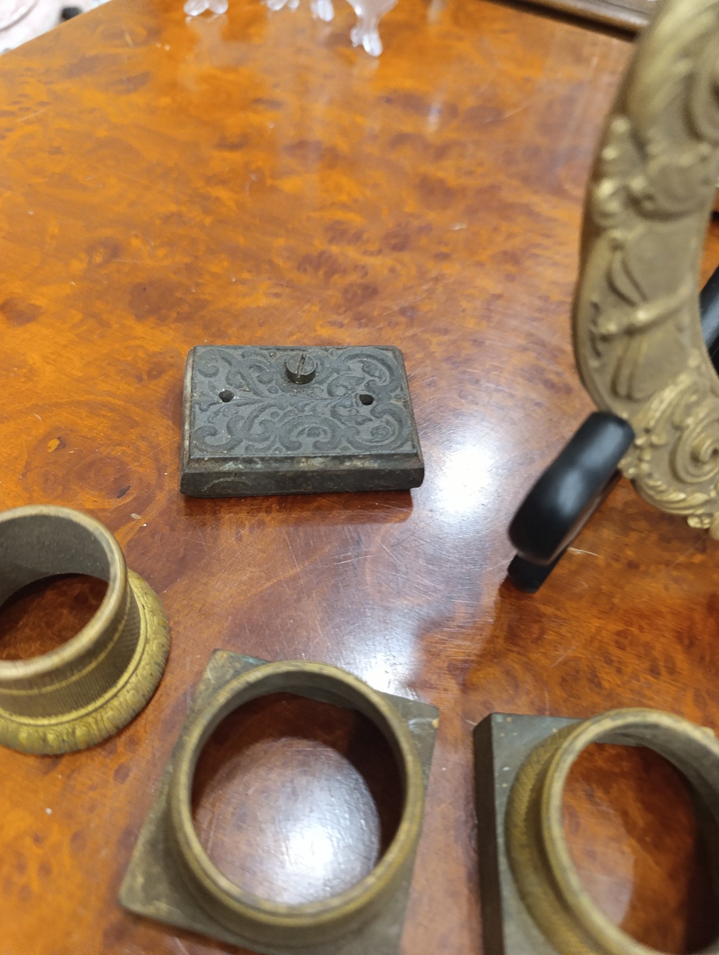Lot de 15 éléments d'horlogerie anciens en laiton et fonte – Cadres, bagues et entourage de cadran
