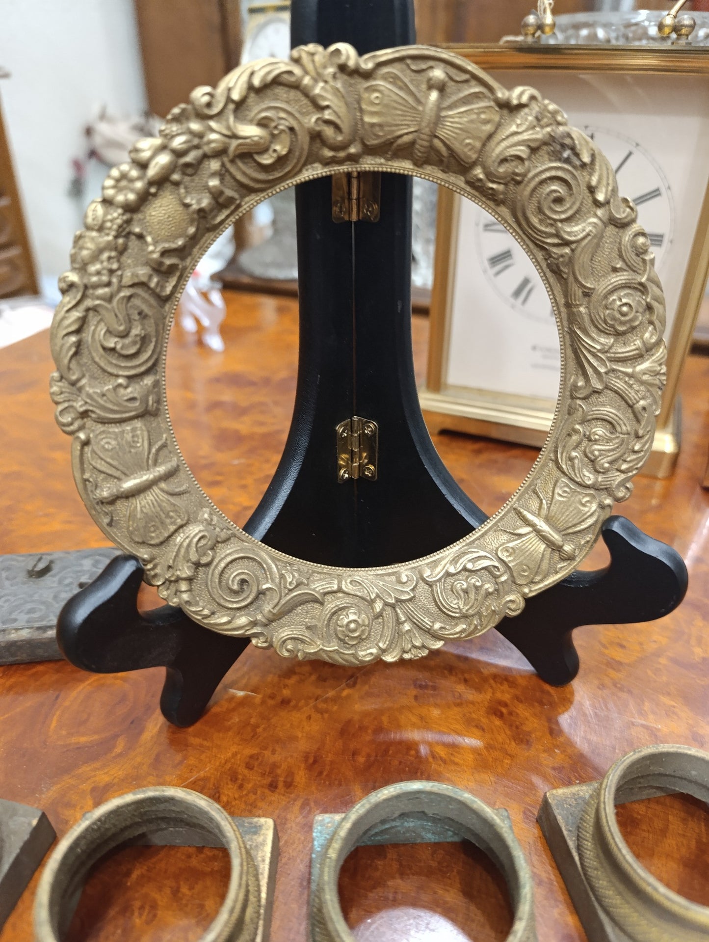 Lot de 15 éléments d'horlogerie anciens en laiton et fonte – Cadres, bagues et entourage de cadran