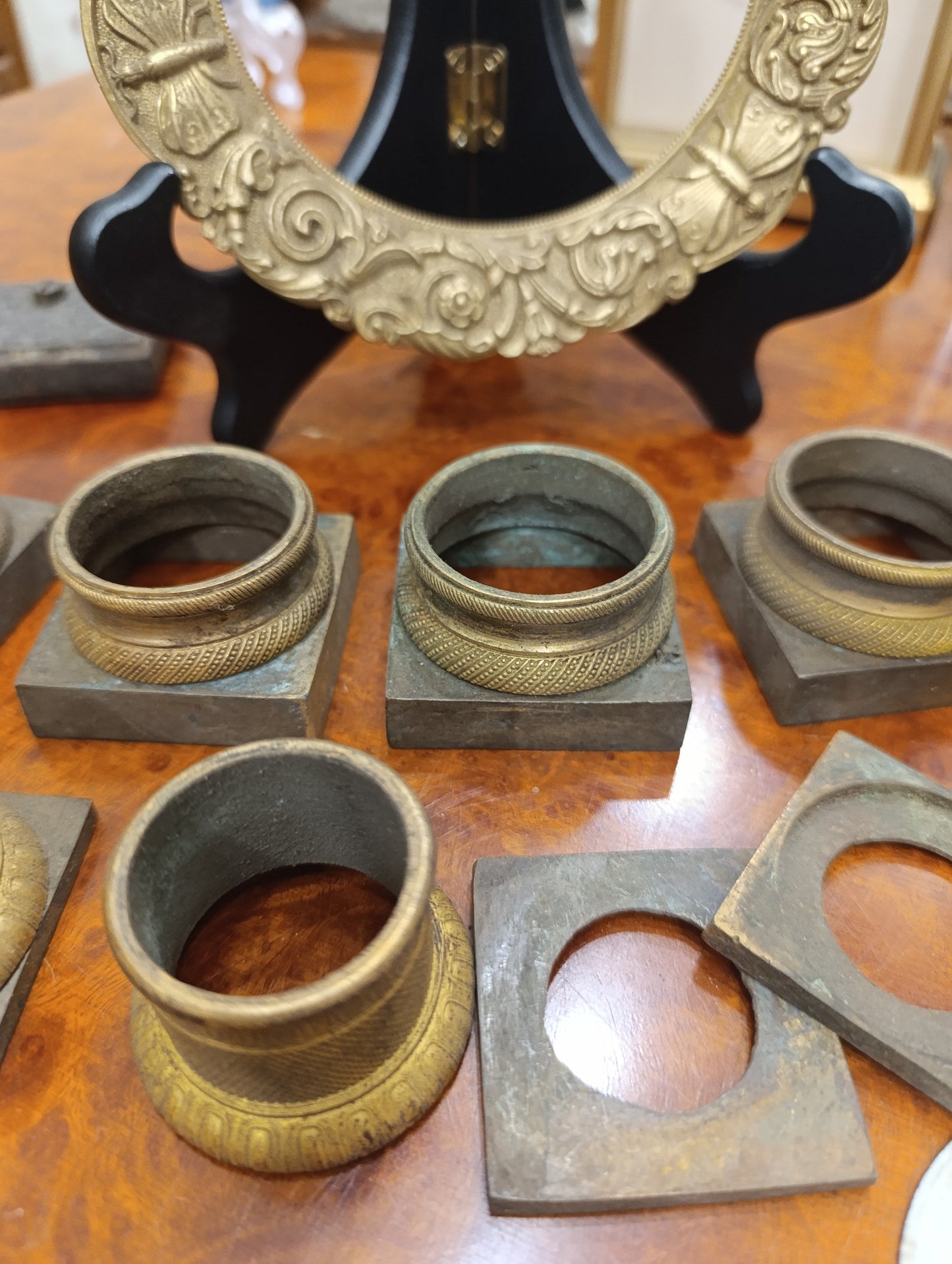 Lot de 15 éléments d'horlogerie anciens en laiton et fonte – Cadres, bagues et entourage de cadran