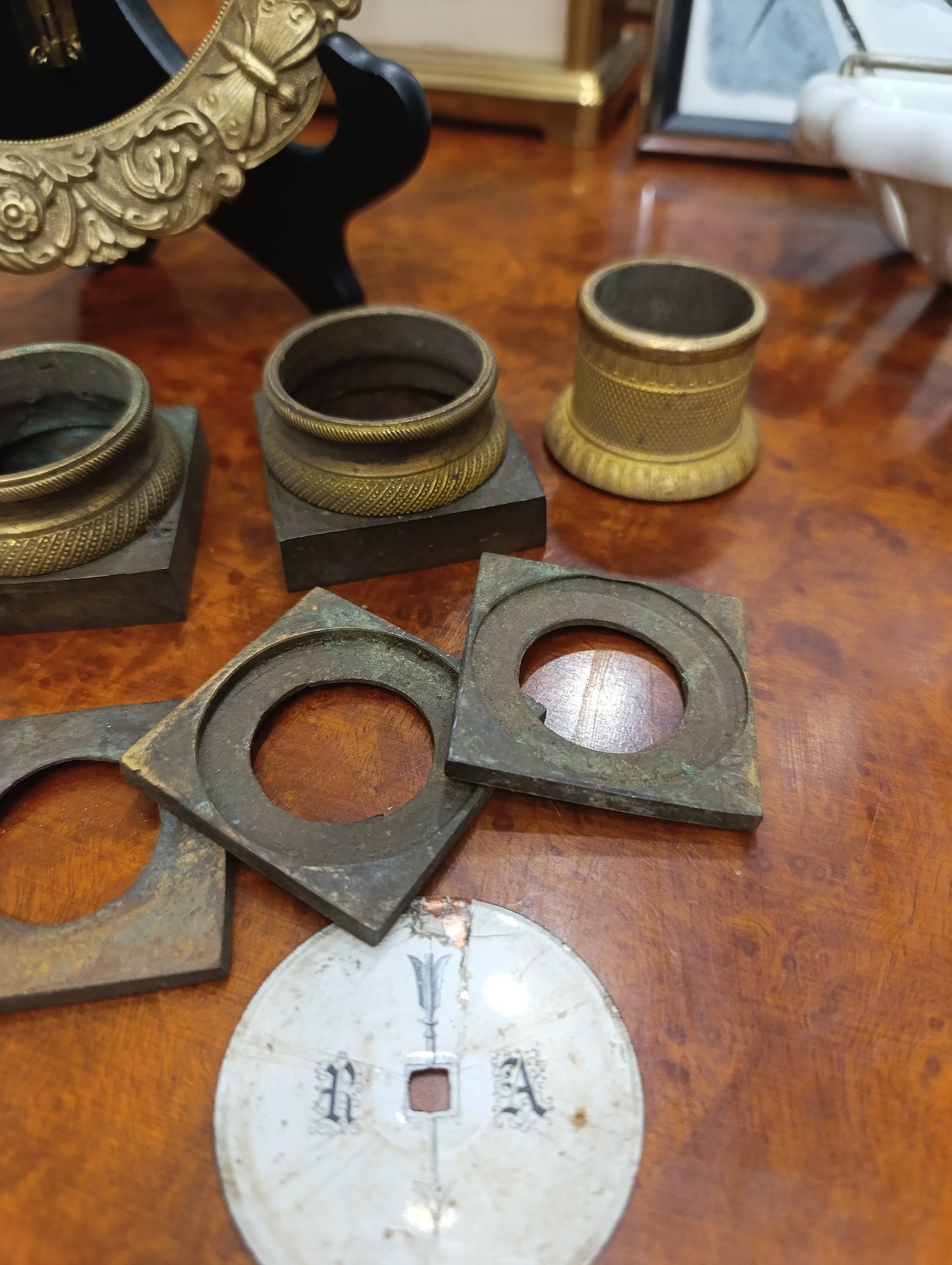Lot de 15 éléments d'horlogerie anciens en laiton et fonte – Cadres, bagues et entourage de cadran