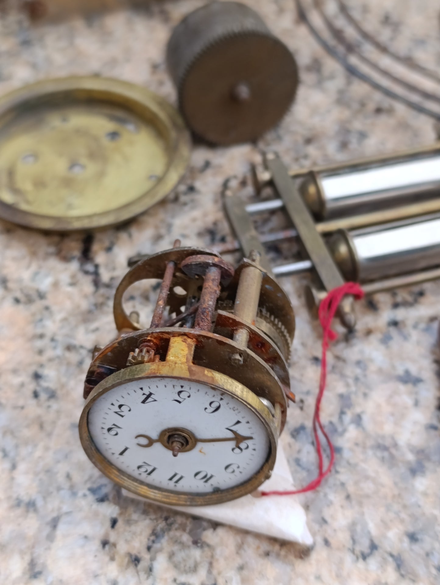 Lot de pièces et mécanismes d’horlogerie ancienne – Ressorts, cadran, mouvements