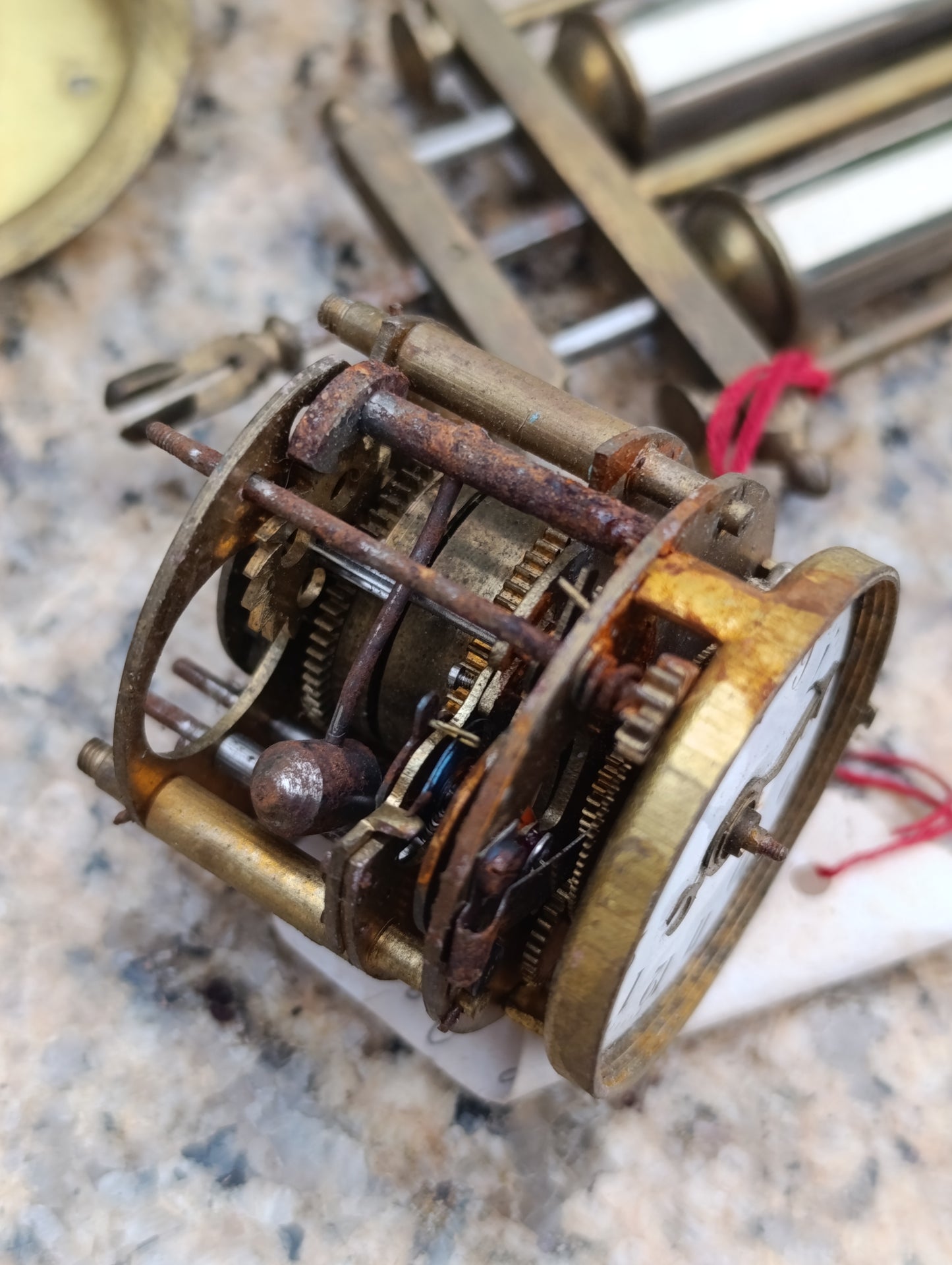 Lot de pièces et mécanismes d’horlogerie ancienne – Ressorts, cadran, mouvements