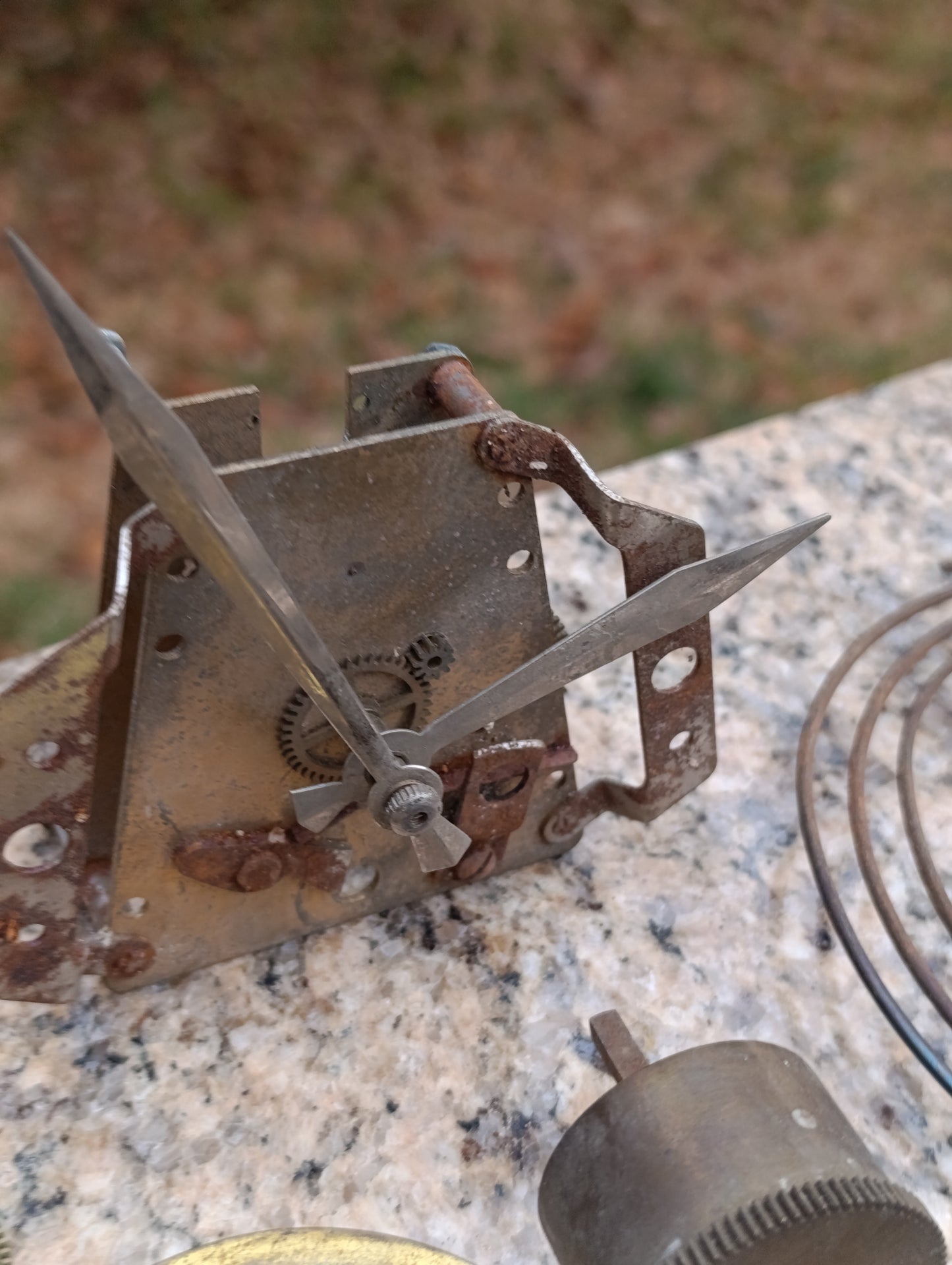 Lot de pièces et mécanismes d’horlogerie ancienne – Ressorts, cadran, mouvements