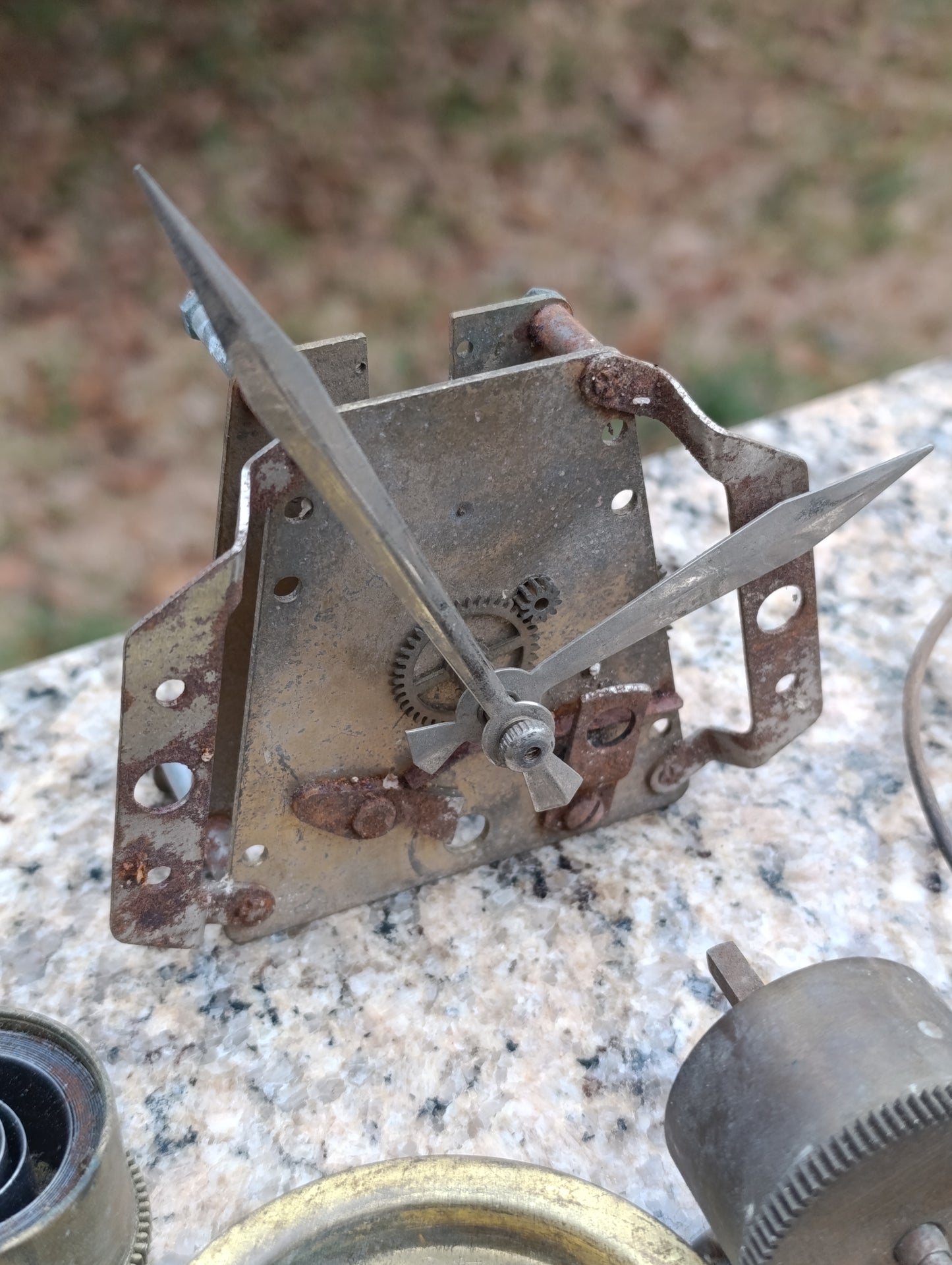 Lot de pièces et mécanismes d’horlogerie ancienne – Ressorts, cadran, mouvements