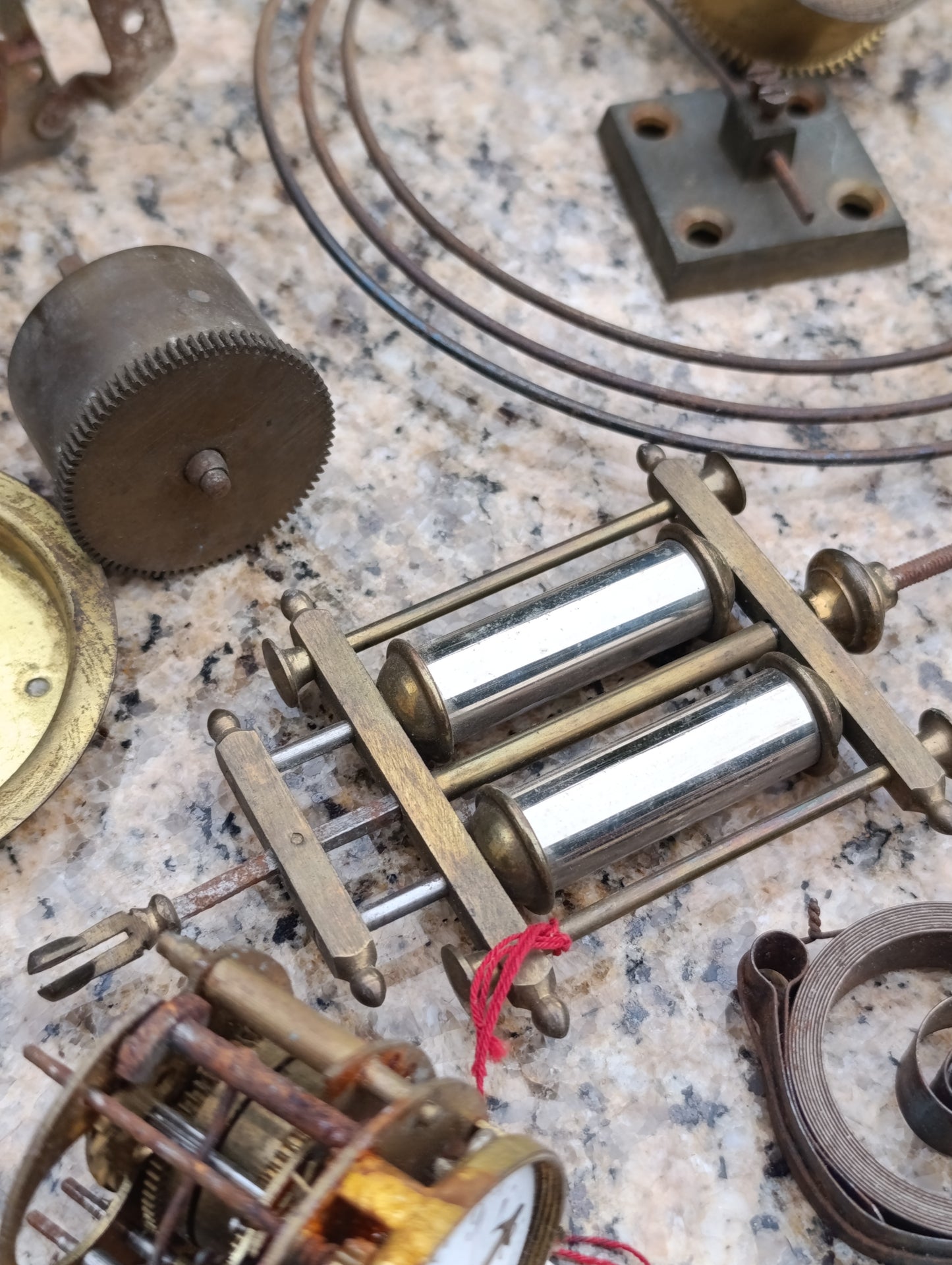 Lot de pièces et mécanismes d’horlogerie ancienne – Ressorts, cadran, mouvements