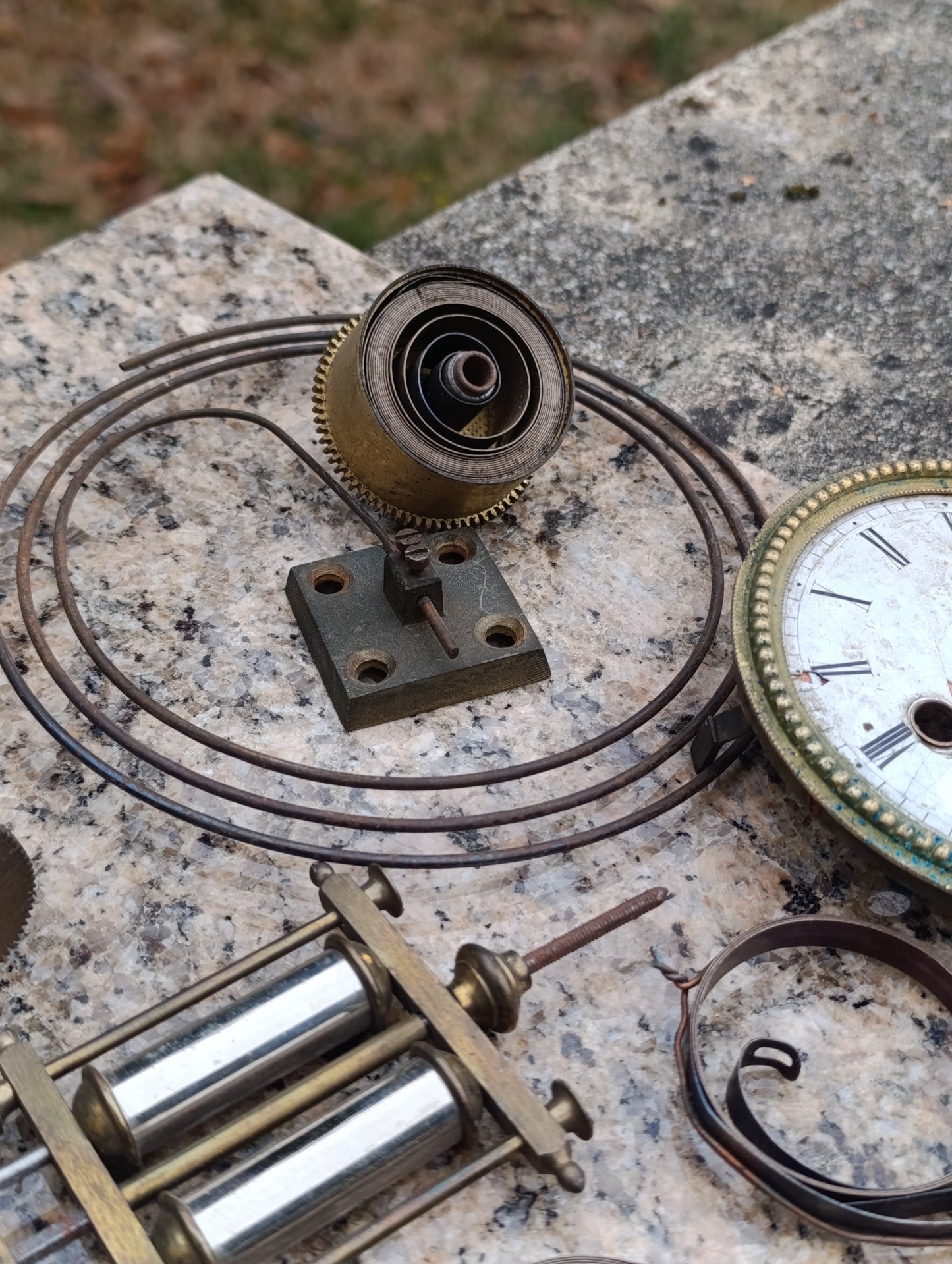 Lot de pièces et mécanismes d’horlogerie ancienne – Ressorts, cadran, mouvements