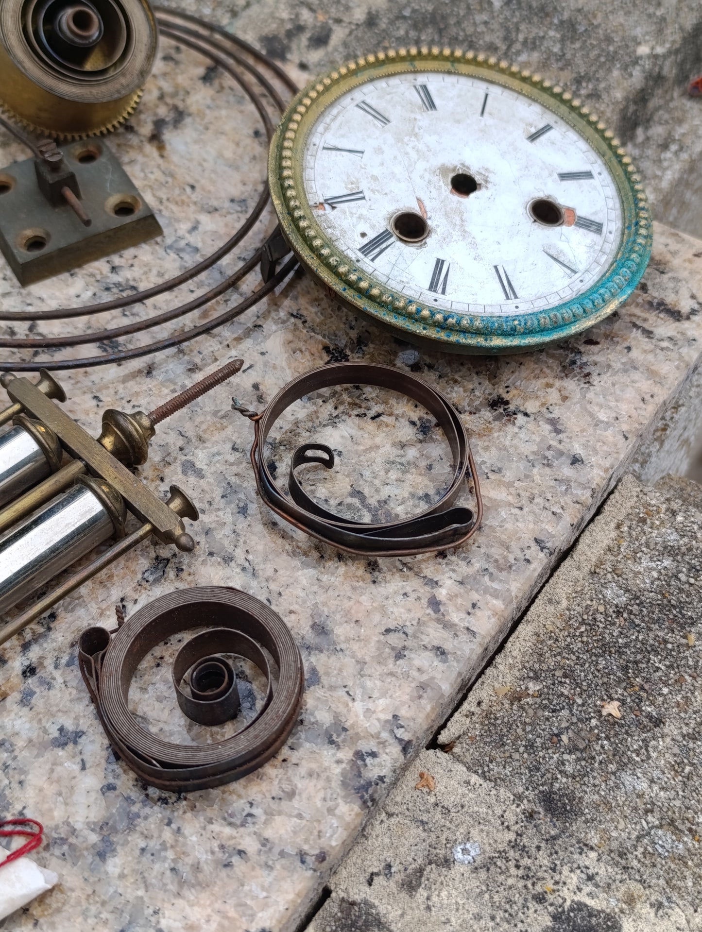 Lot de pièces et mécanismes d’horlogerie ancienne – Ressorts, cadran, mouvements