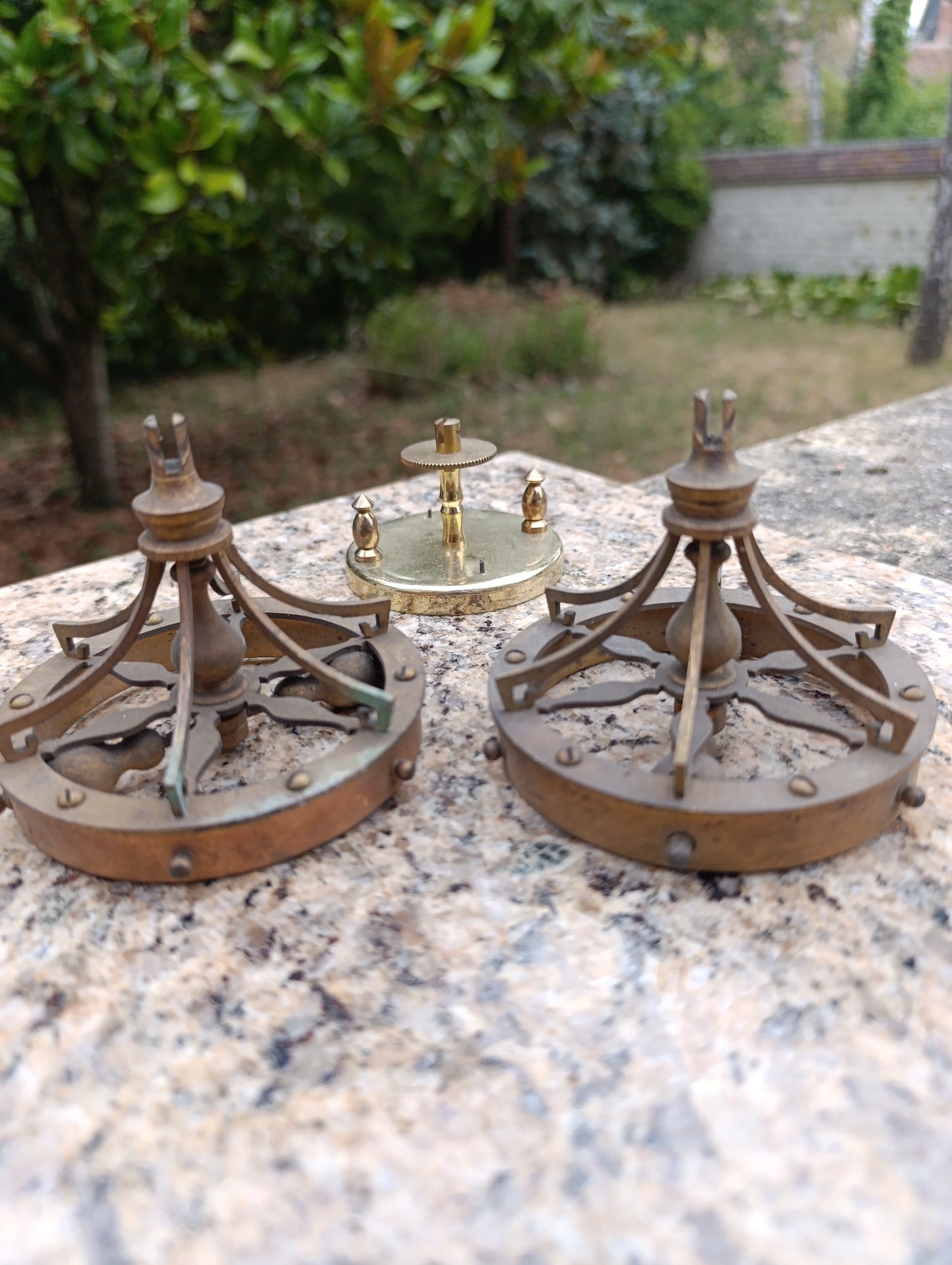 Lot de pièces de balanciers de pendule ancienne en laiton – Horlogerie