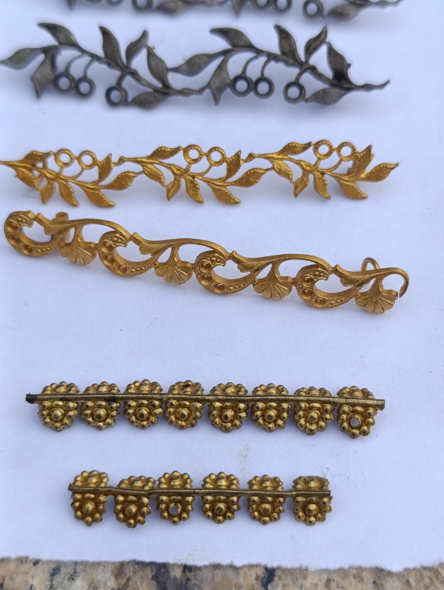 Lot d’ornements et broches décoratives pour horlogerie ancienne