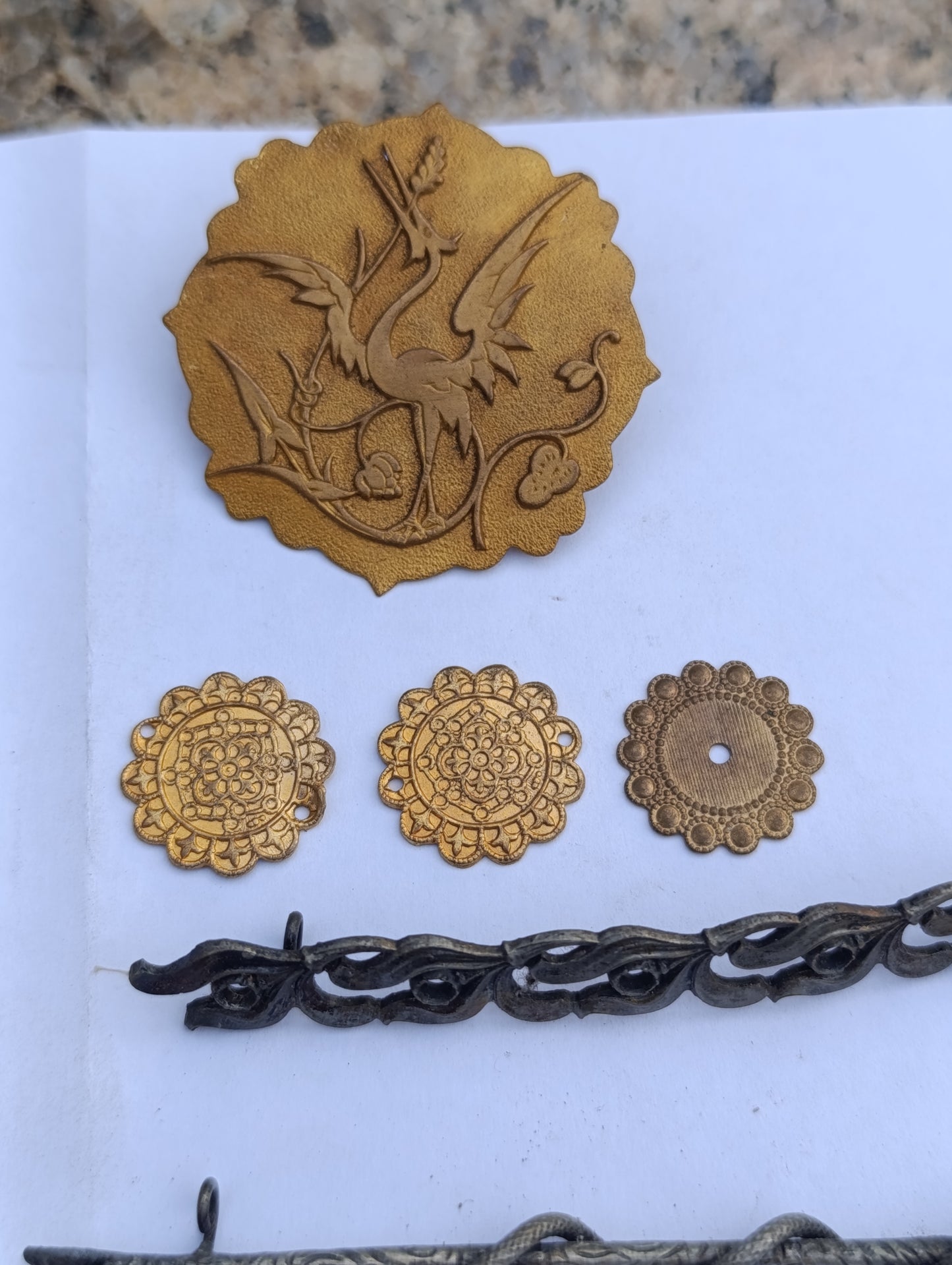 Lot d’ornements et broches décoratives pour horlogerie ancienne